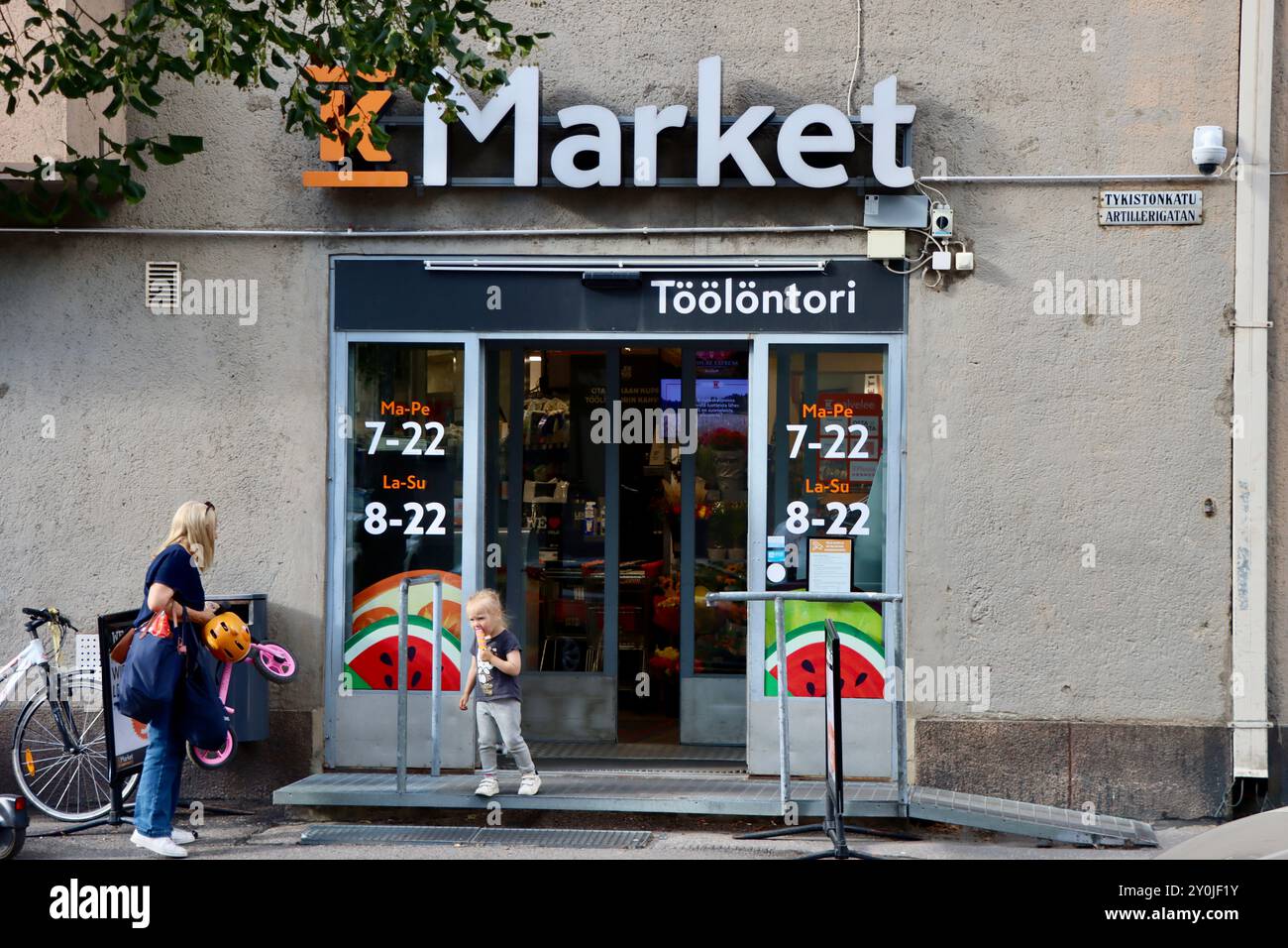 Supermercato K Market di piazza Töölöntori con status di culto con buongustai a Helsinki, Finlandia, agosto 2024 Foto Stock