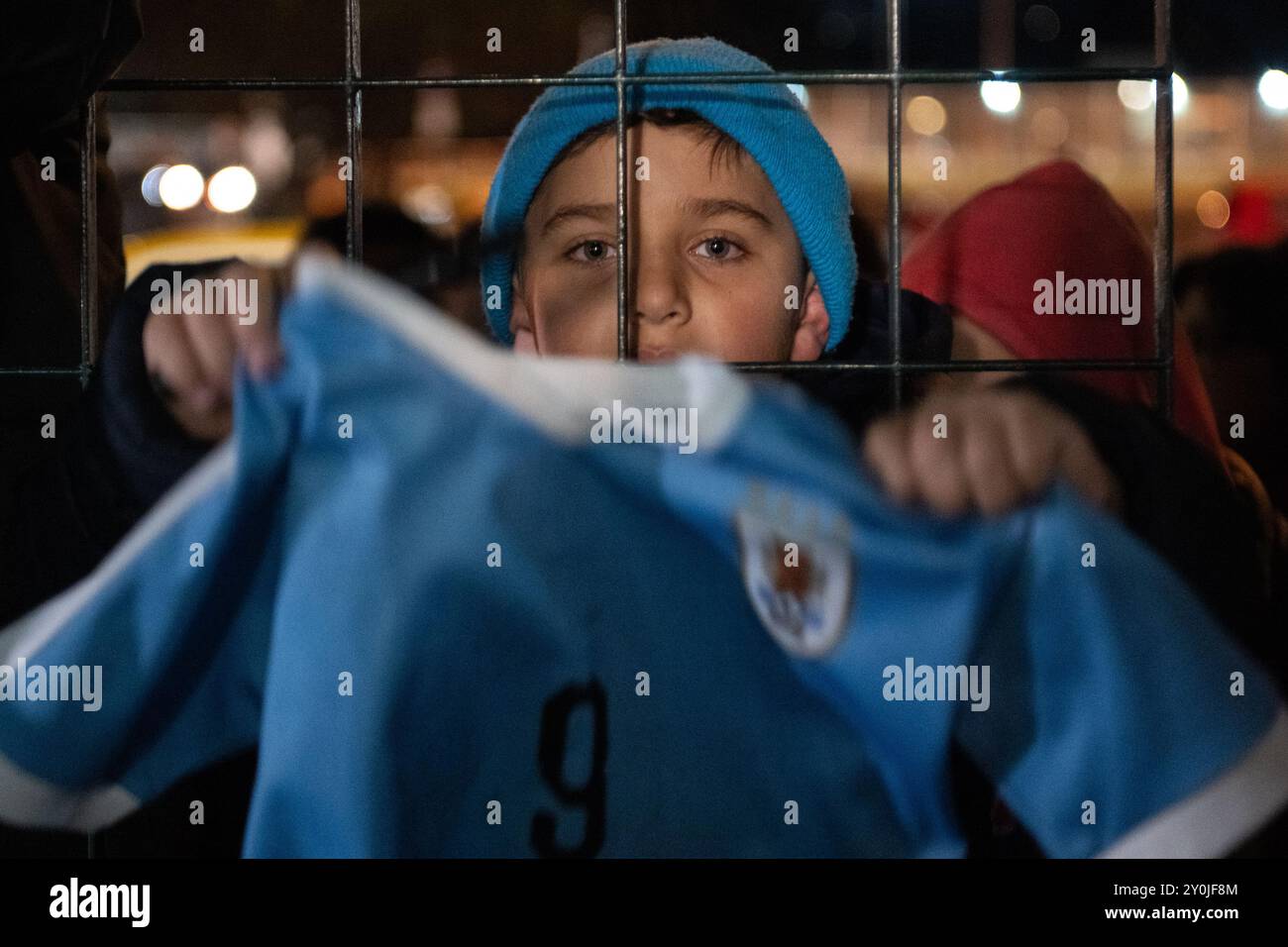 Montevideo, Uruguay. 2 settembre 2024. Un giovane tifoso davanti all'Estadio Centenario durante la conferenza stampa di Suárez. La stella uruguaiana Suárez ha annunciato il suo ritiro dalla nazionale. Credito: Santiago Mazzarovich/dpa/Alamy Live News Foto Stock