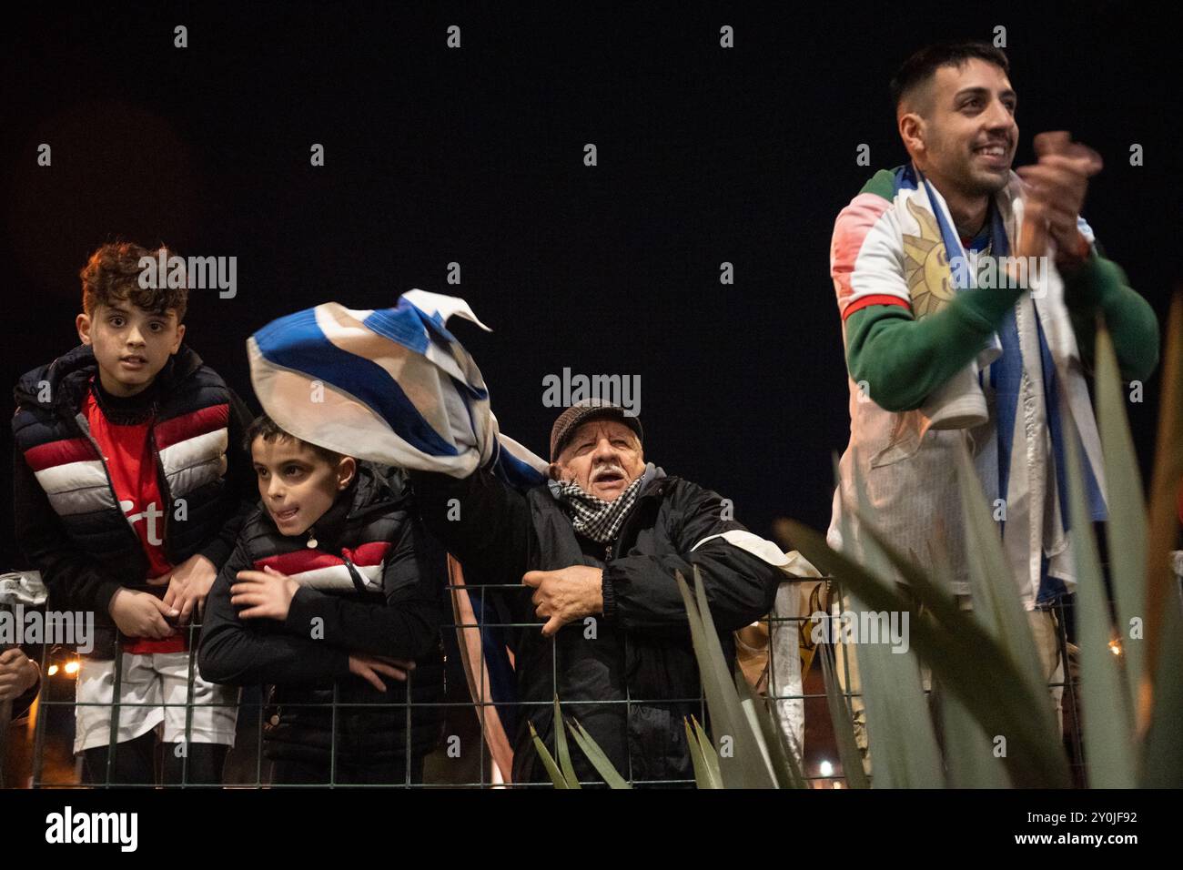 Montevideo, Uruguay. 2 settembre 2024. Tifosi di fronte all'Estadio Centenario durante la conferenza stampa di Suárez. Credito: Santiago Mazzarovich/dpa/Alamy Live News Foto Stock