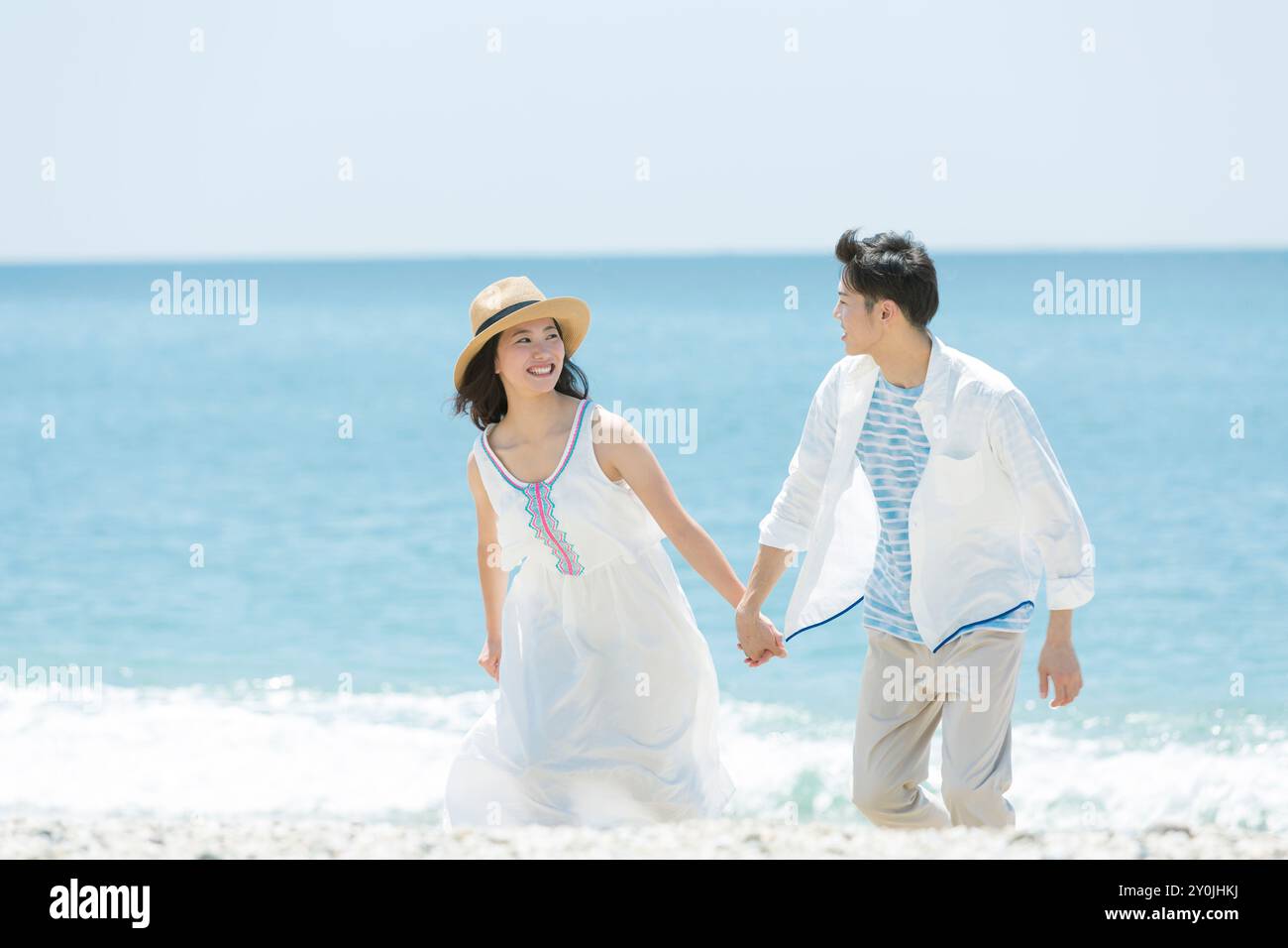Giovane tenendo le mani sulla spiaggia Foto Stock