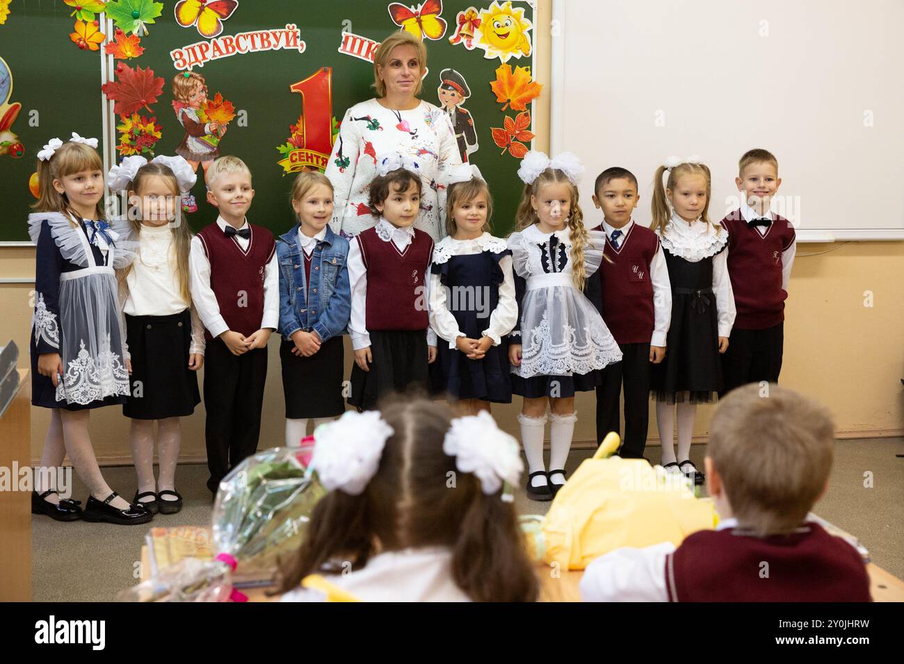 San Pietroburgo, Russia. 2 settembre 2024. I bambini vengono visti in classe il primo giorno del loro nuovo semestre in una scuola di San Pietroburgo, Russia, 2 settembre 2024. Le scuole medie e primarie in Russia hanno iniziato i loro nuovi semestri lunedì. Crediti: Irina Motina/Xinhua/Alamy Live News Foto Stock