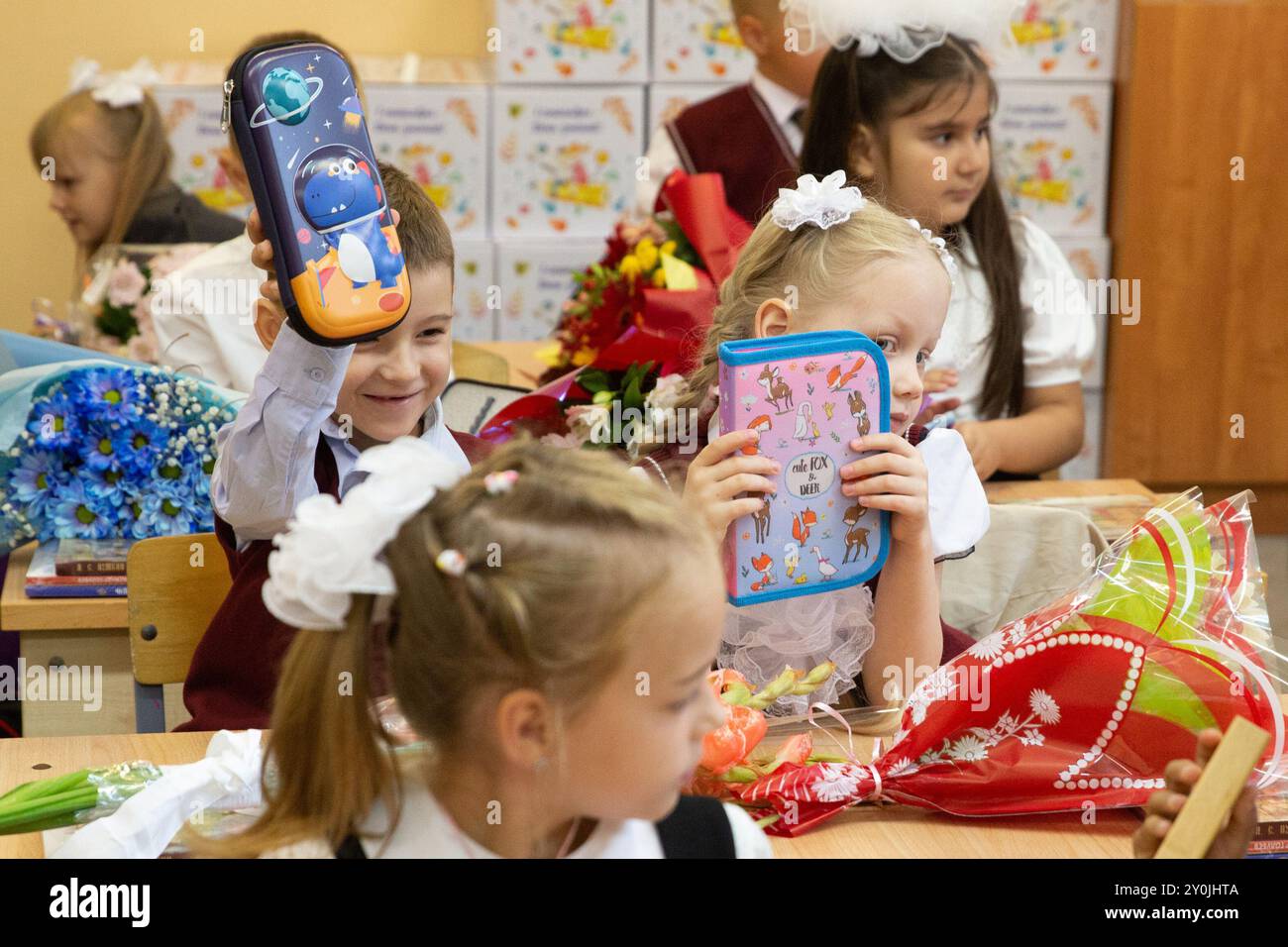 San Pietroburgo, Russia. 2 settembre 2024. I bambini vengono visti in classe il primo giorno del loro nuovo semestre in una scuola di San Pietroburgo, Russia, 2 settembre 2024. Le scuole medie e primarie in Russia hanno iniziato i loro nuovi semestri lunedì. Crediti: Irina Motina/Xinhua/Alamy Live News Foto Stock