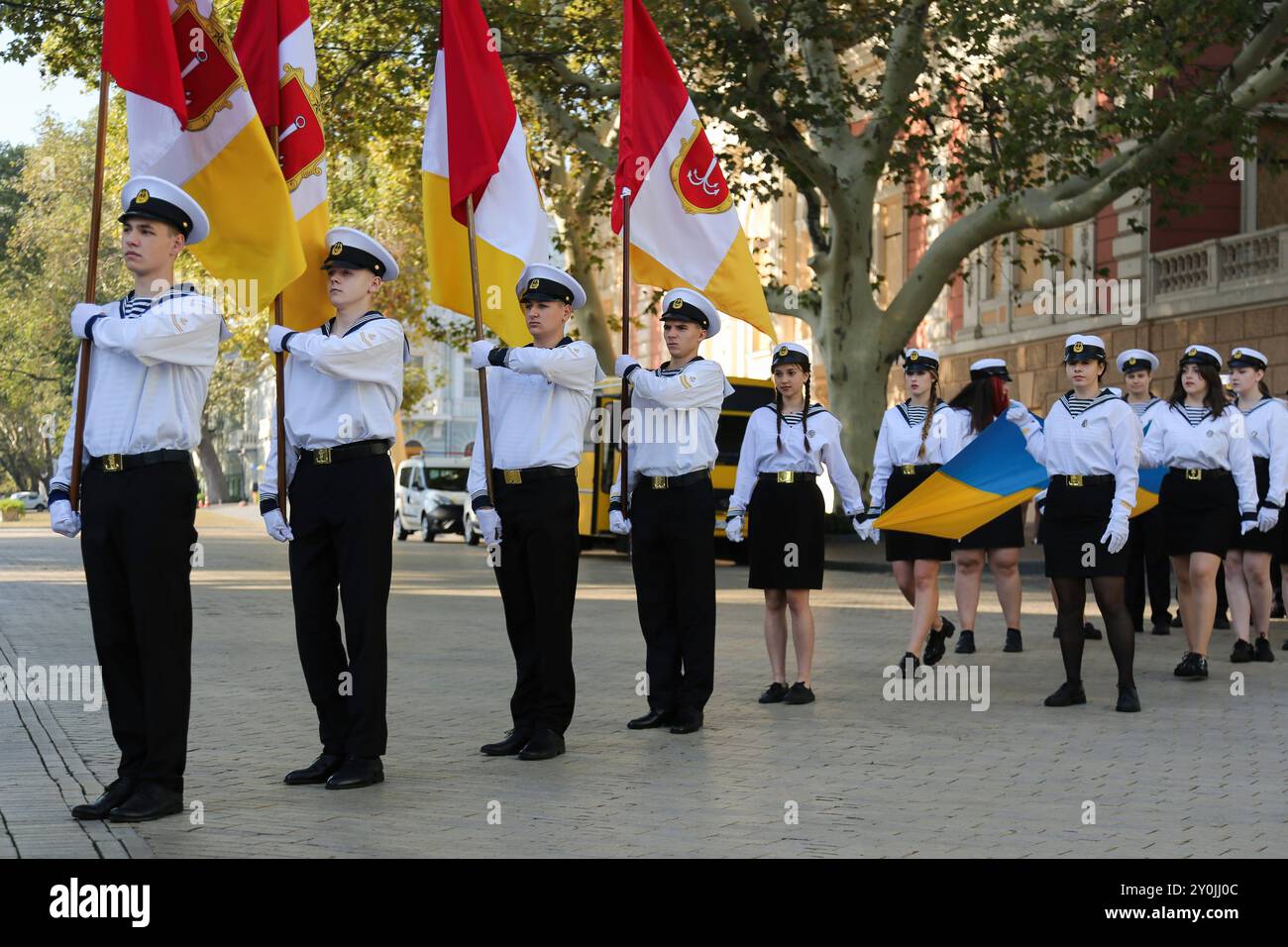 Odessa, Ucraina. 2 settembre 2024. Cadetti del collegio marittimo di Odessa con le bandiere di Odessa e Ucraina durante la cerimonia festosa in piazza Birzhova. Una cerimonia solenne per il giorno della città di Odessa si è tenuta vicino al Consiglio comunale in Piazza Birzhova. (Foto di Viacheslav Onyshchenko/SOPA Images/Sipa USA) credito: SIPA USA/Alamy Live News Foto Stock