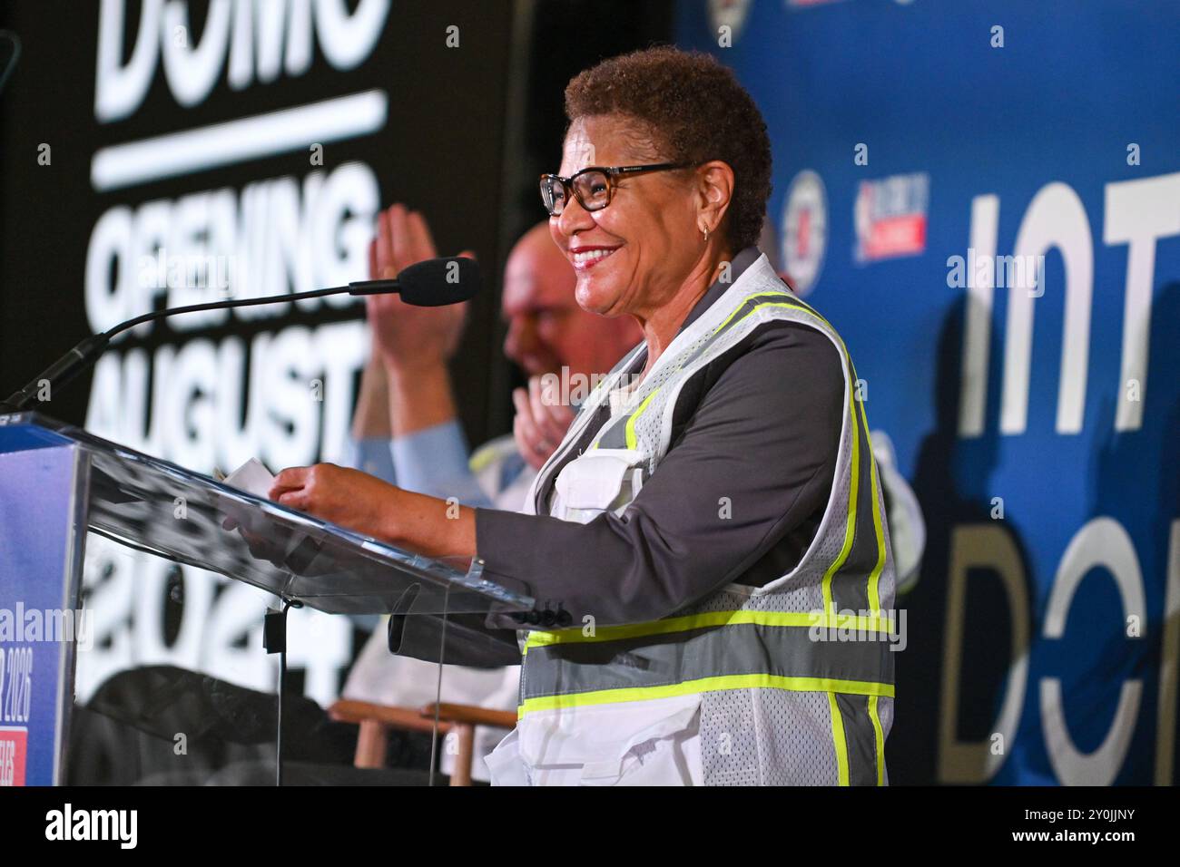 Sindaco di Los Angeles Karen Bass durante una conferenza stampa presso il cantiere Intuit Dome, martedì 16 gennaio 2024, a Inglewood, California (Dylan St Foto Stock