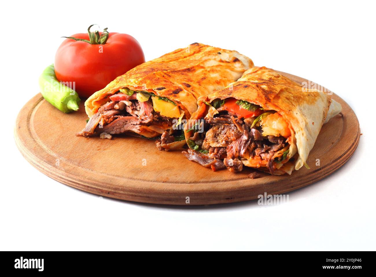 Panino doner kebab o shawarma isolato su sfondo bianco Foto Stock