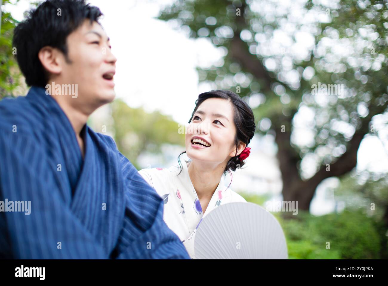 Una coppia in yukata sorridente e parla Foto Stock