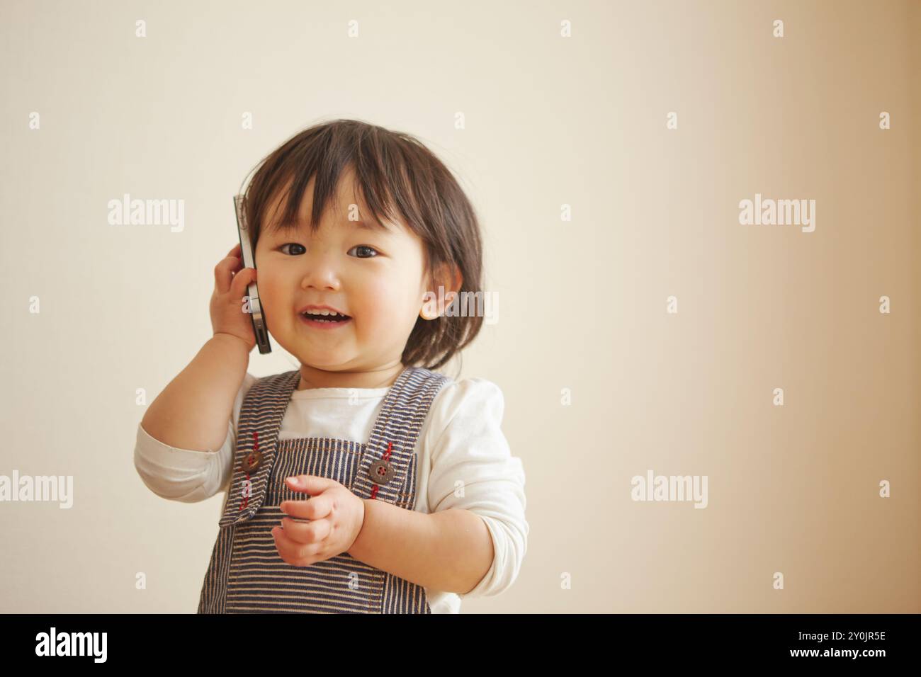 Ragazza a parlare su un telefono mobile Foto Stock