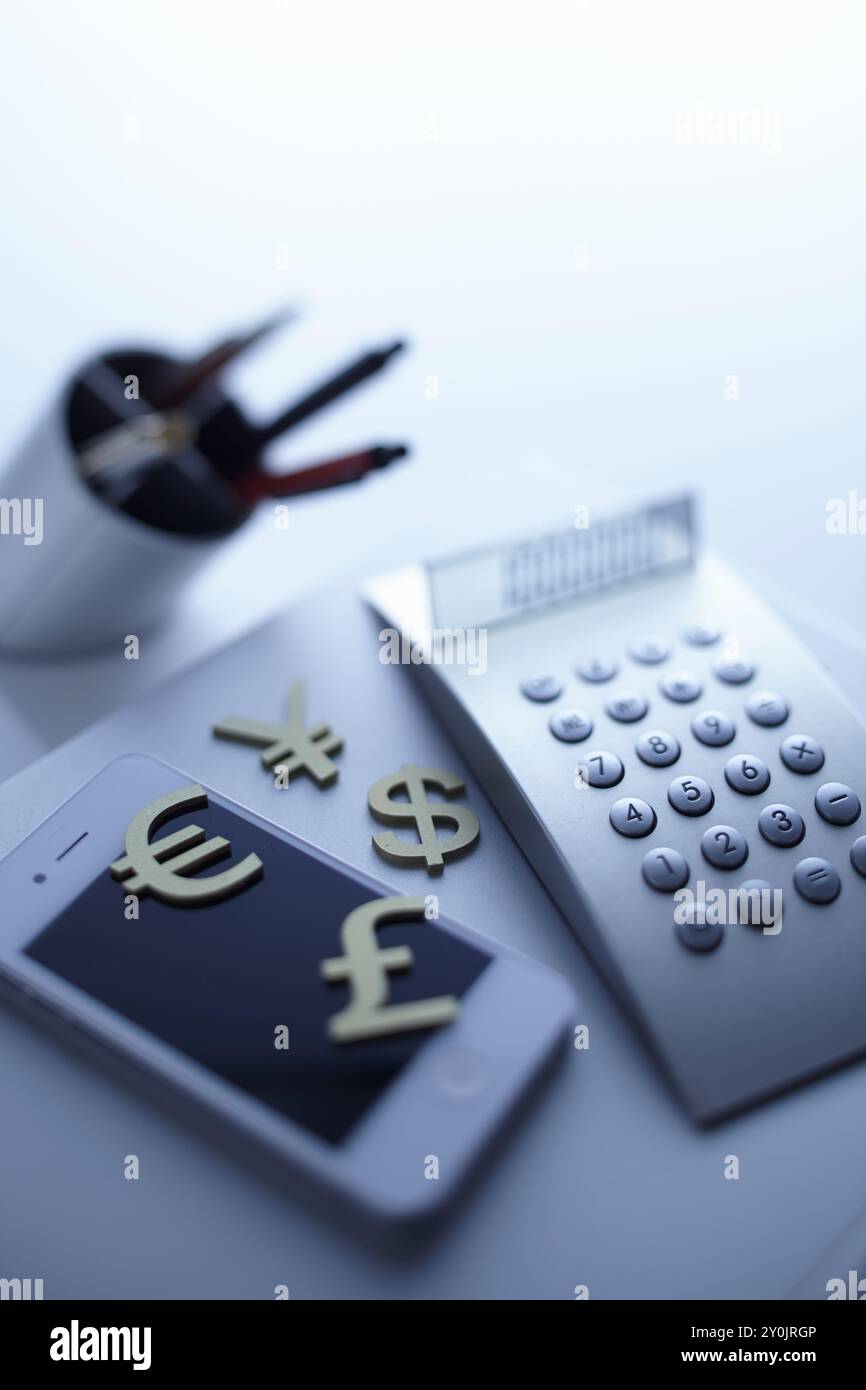 l'immagine commerciale della calcolatrice e dello smartphone Foto Stock