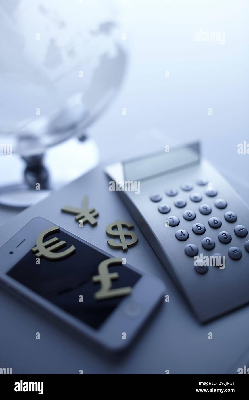 l'immagine commerciale della calcolatrice e dello smartphone Foto Stock