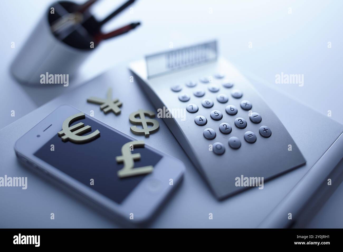l'immagine commerciale della calcolatrice e dello smartphone Foto Stock
