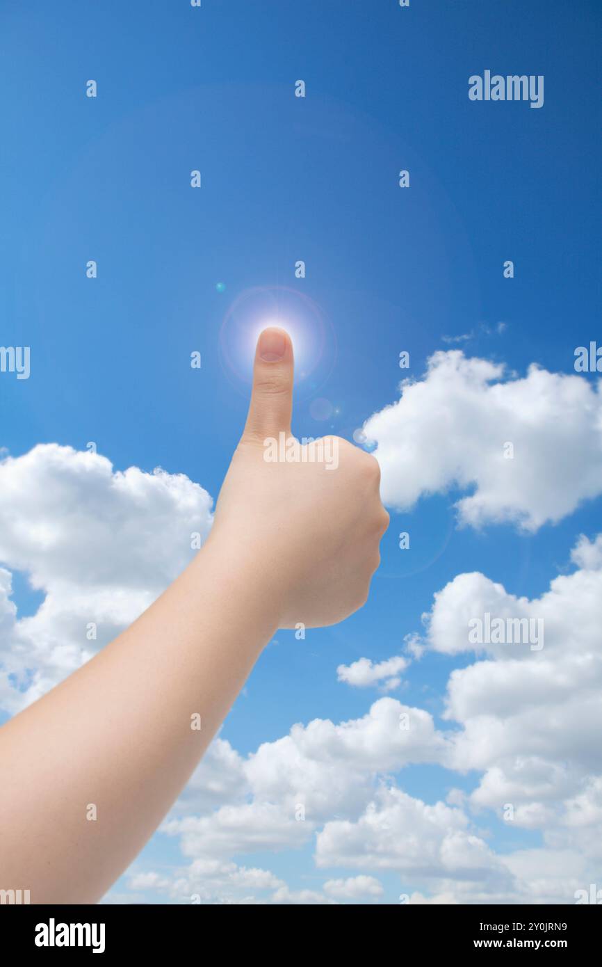 Mano di un bambino e cielo blu Foto Stock