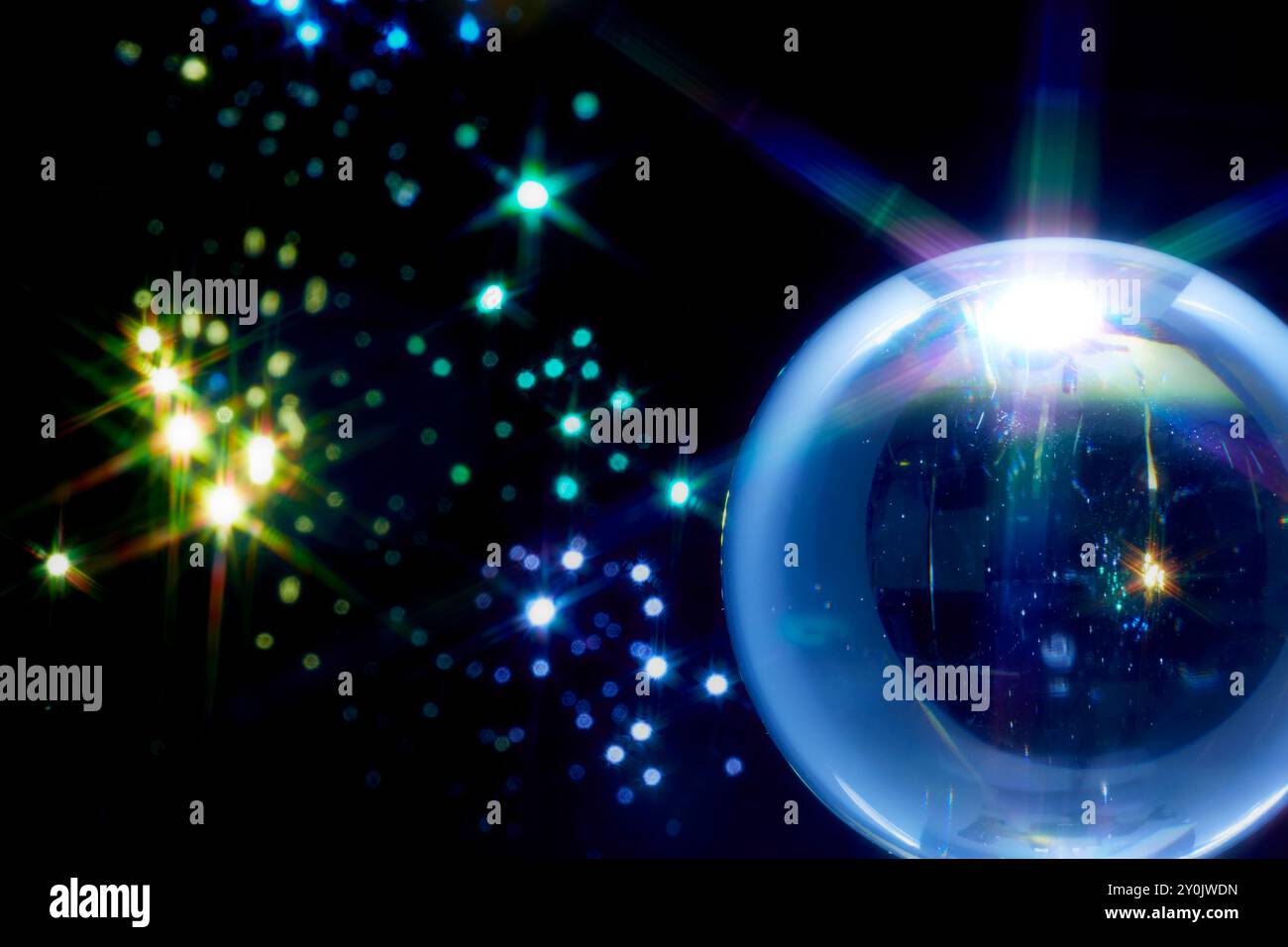 Perle di vetro e luce gialla, blu e verde Foto Stock