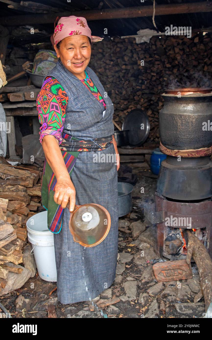 Donna Tamang che produce vino di riso rakshi Foto Stock