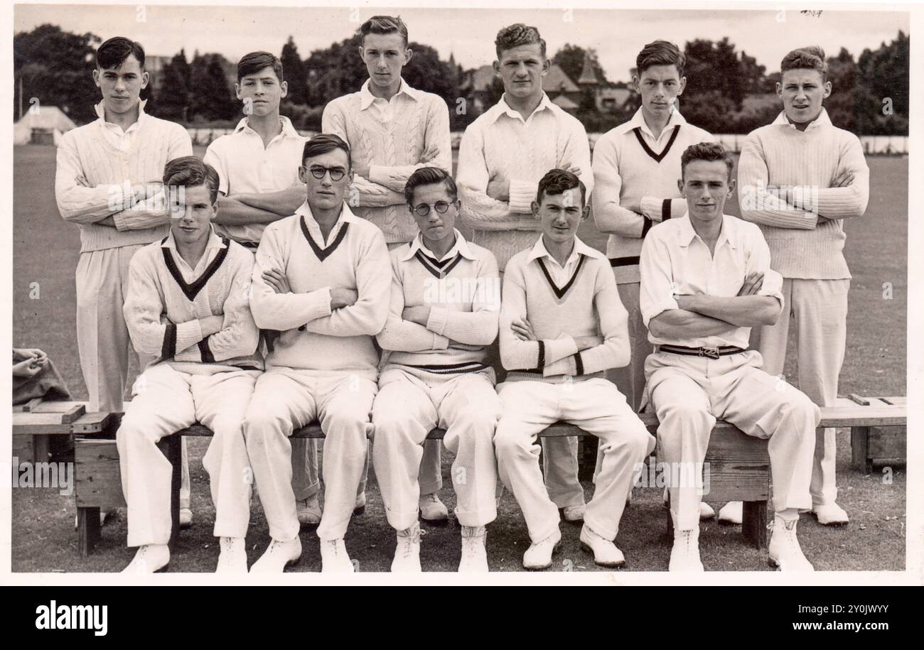 Una vecchia fotografia della squadra di cricket degli studenti dell'Hampshire scattata nel 1946 nell'Hampshire, Inghilterra, Regno Unito Foto Stock