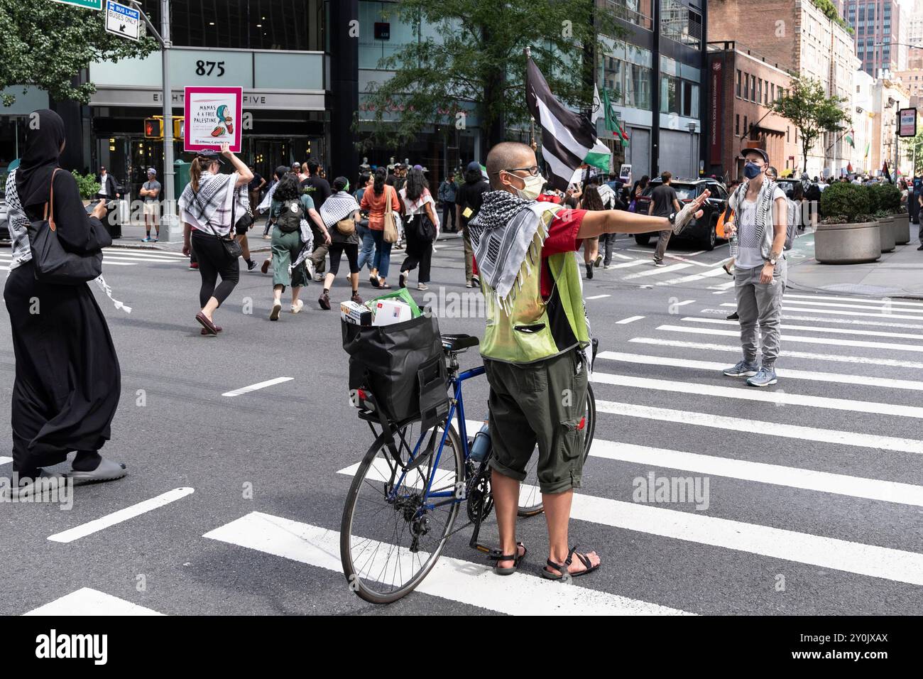 New York, New York, Stati Uniti. 2 settembre 2024. I partecipanti interrompono il traffico durante la protesta pro-palestinese a Midtown Manhattan a New York il 2 settembre 2024 (Credit Image: © Lev Radin/ZUMA Press Wire) SOLO PER USO EDITORIALE! Non per USO commerciale! Foto Stock