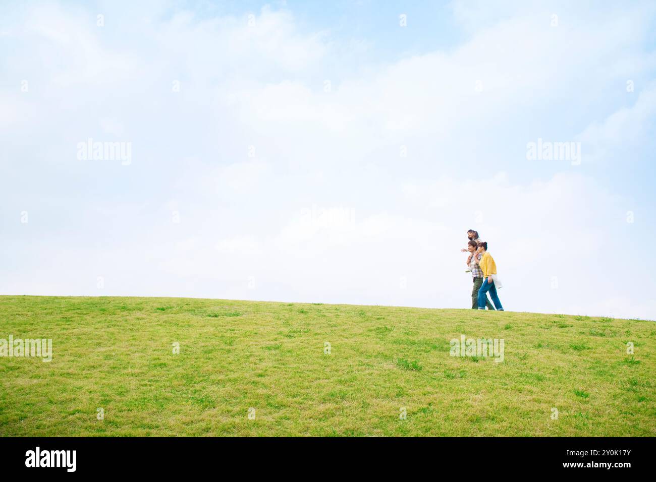 Famiglia giapponese che cammina sulla collina Foto Stock