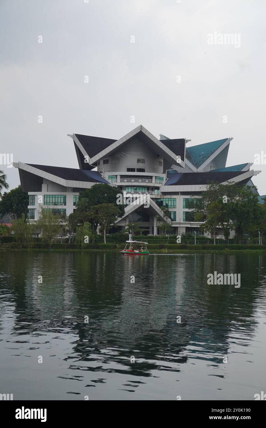 Barca sul lago Titiwangsa con sfondo Istana Budaya Foto Stock