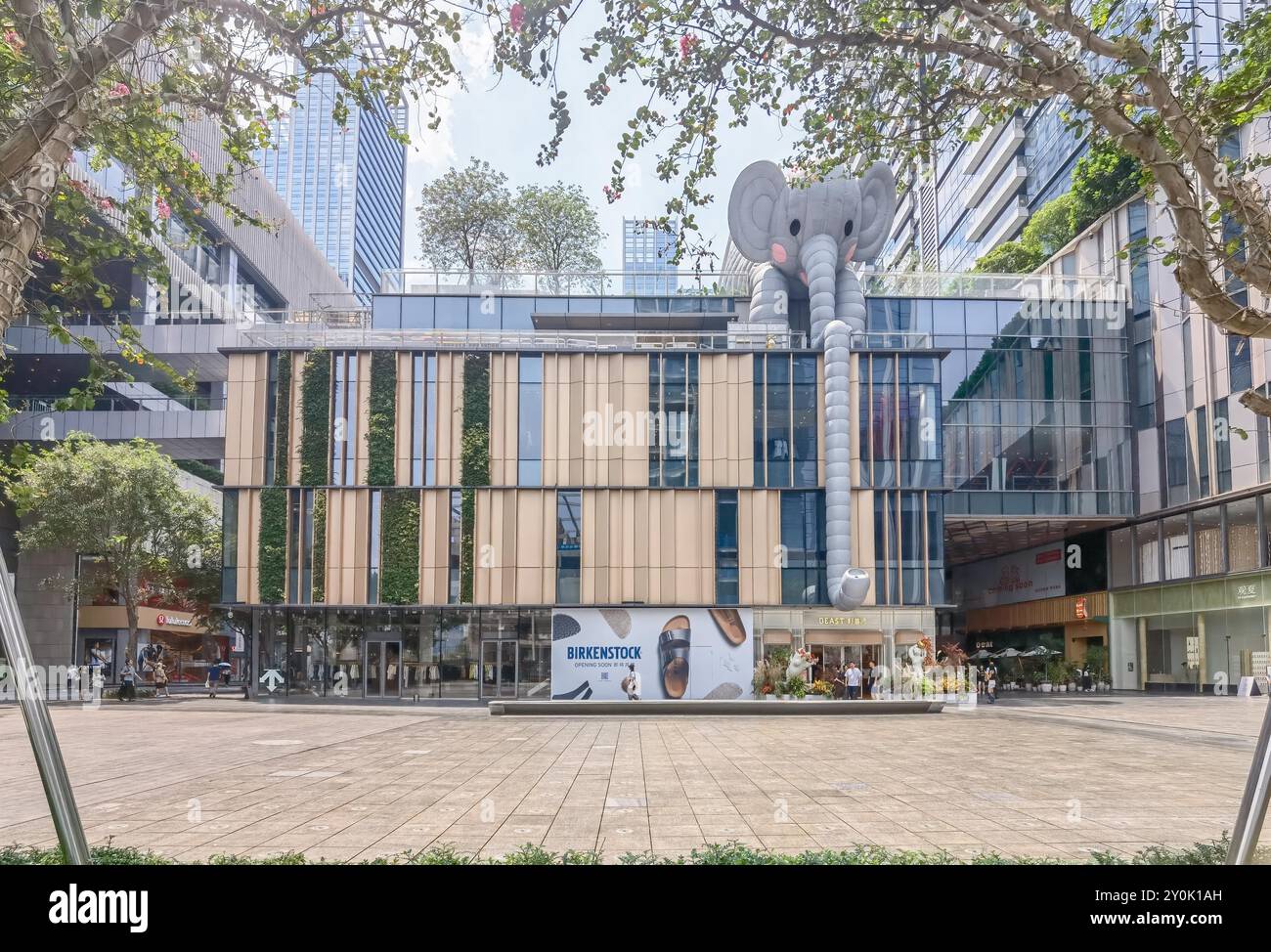 Shenzhen, Cina - 2 settembre 2024: Una grande scultura di elefante gonfiabile grigia è appesa al lato di un edificio a Shenzhen, in Cina, fuori dal mi Foto Stock