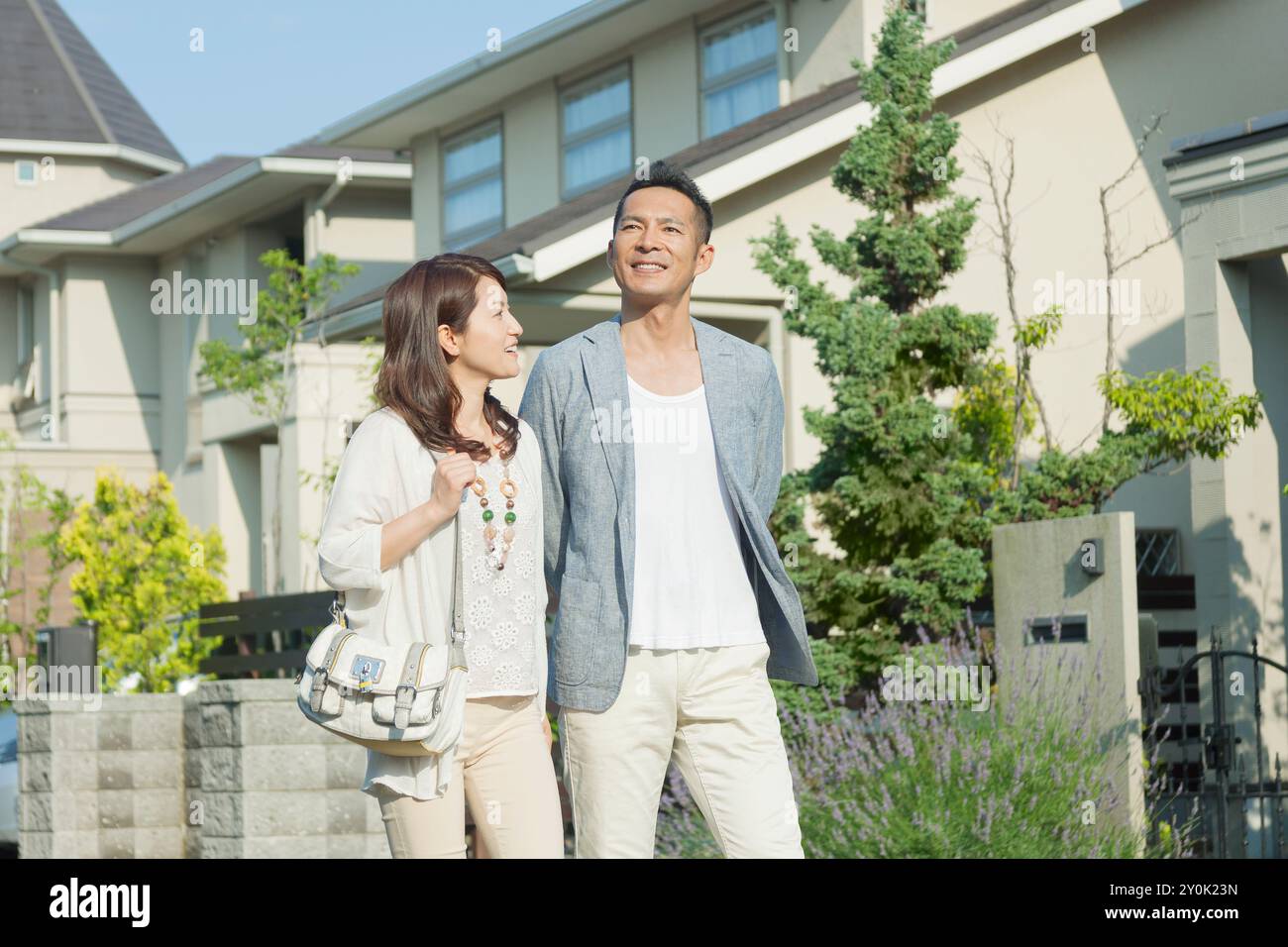 Coppia giapponese che cammina nella zona residenziale Foto Stock