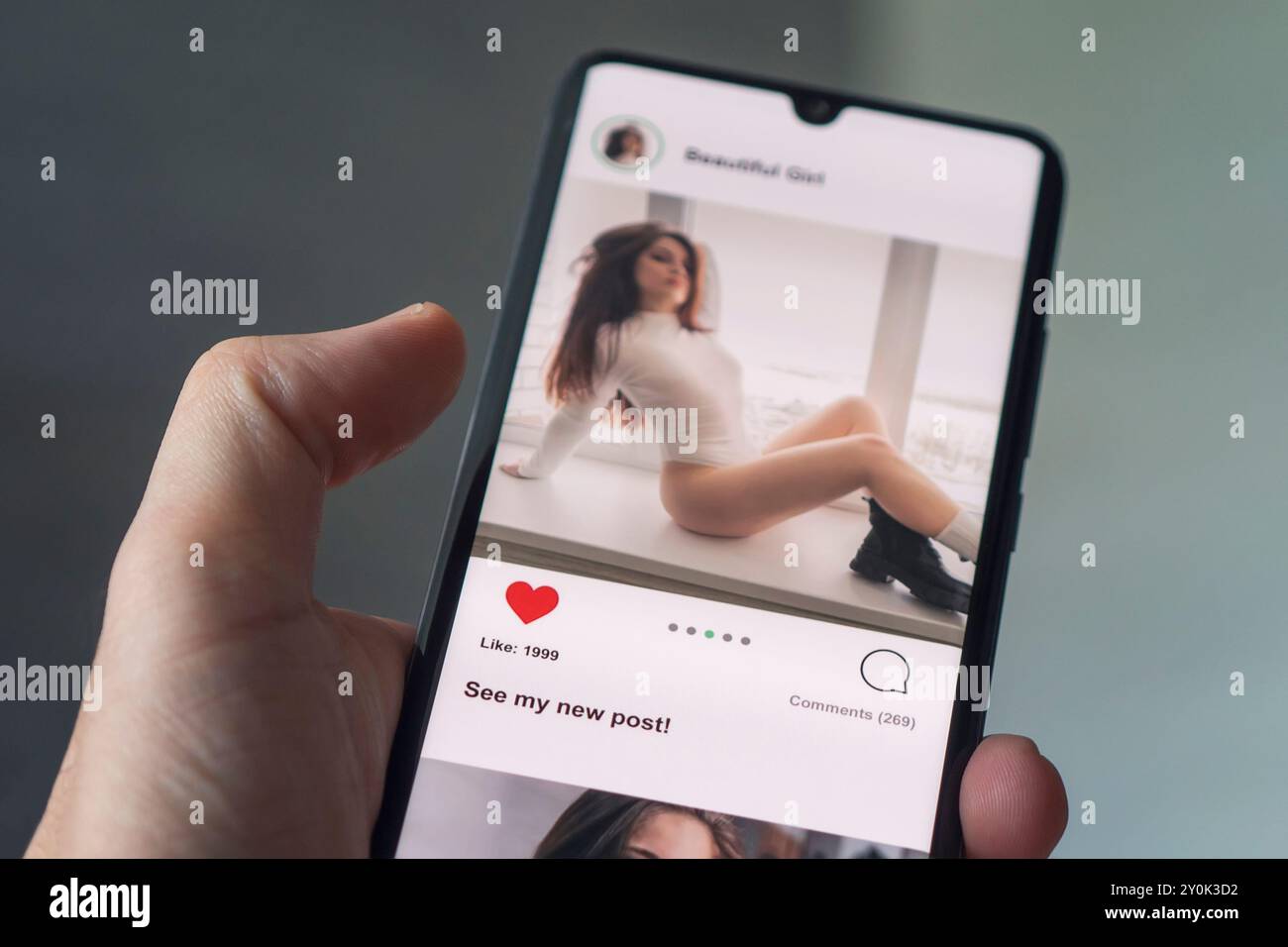 Primo piano dell'uomo che utilizza i social network su uno smarphone digitale. Tutte le immagini sullo schermo sono composte. Foto Stock