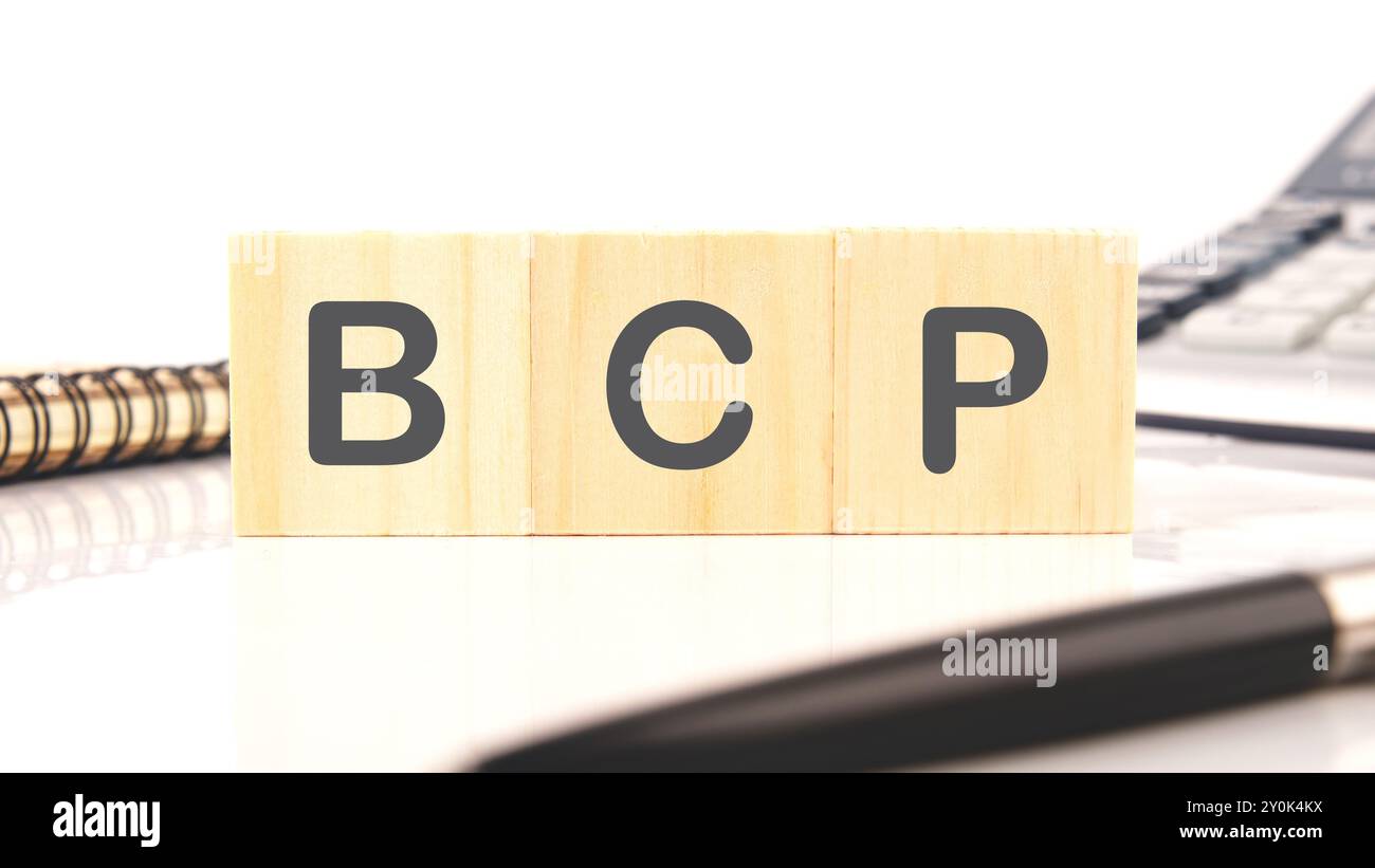 Piano di continuità aziendale BCP. BCP assemblato da cubi di legno su sfondo bianco Foto Stock