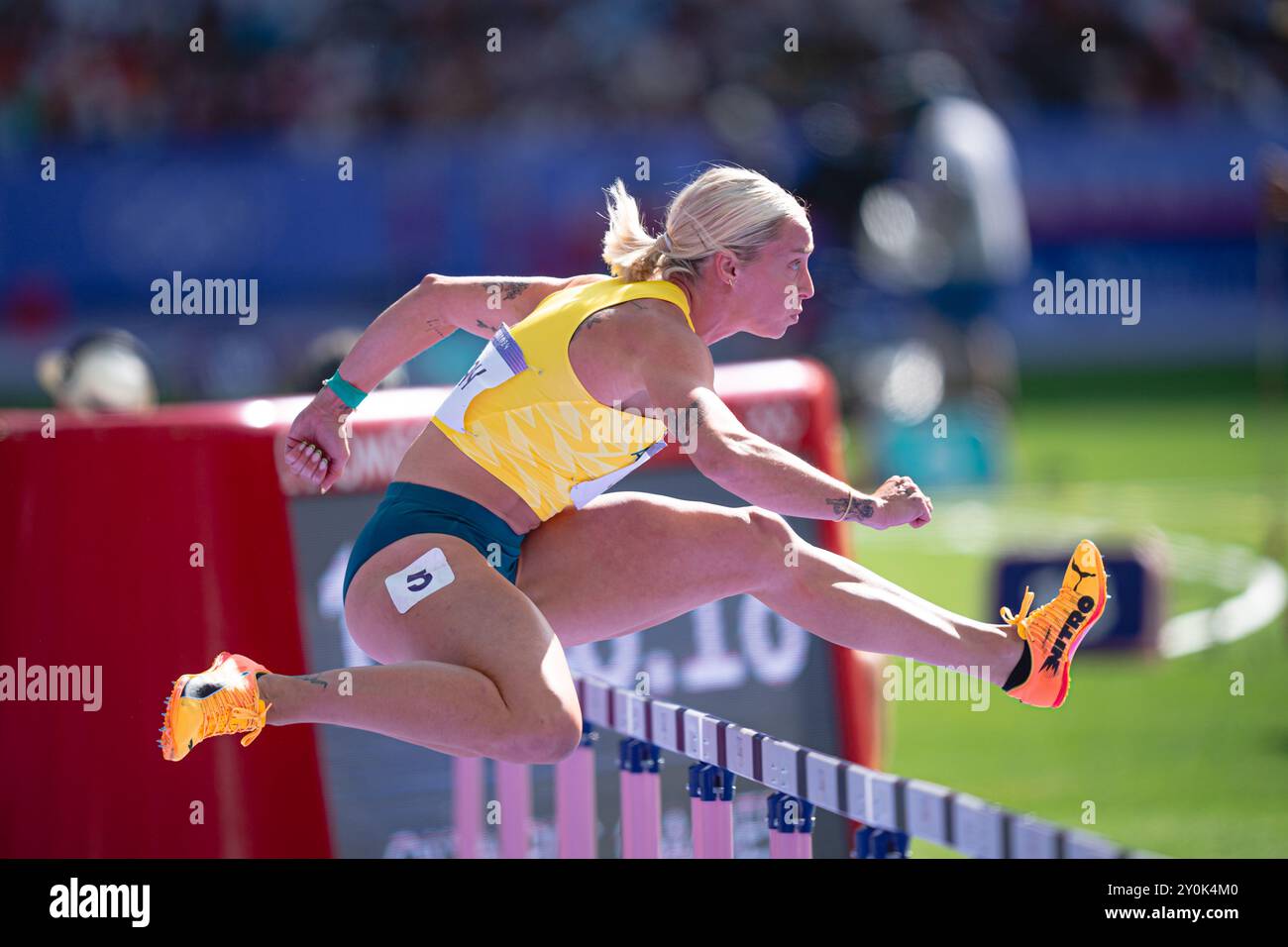 Liz Clay partecipa ai 100 metri ostacoli ai Giochi Olimpici di Parigi del 2024. Foto Stock