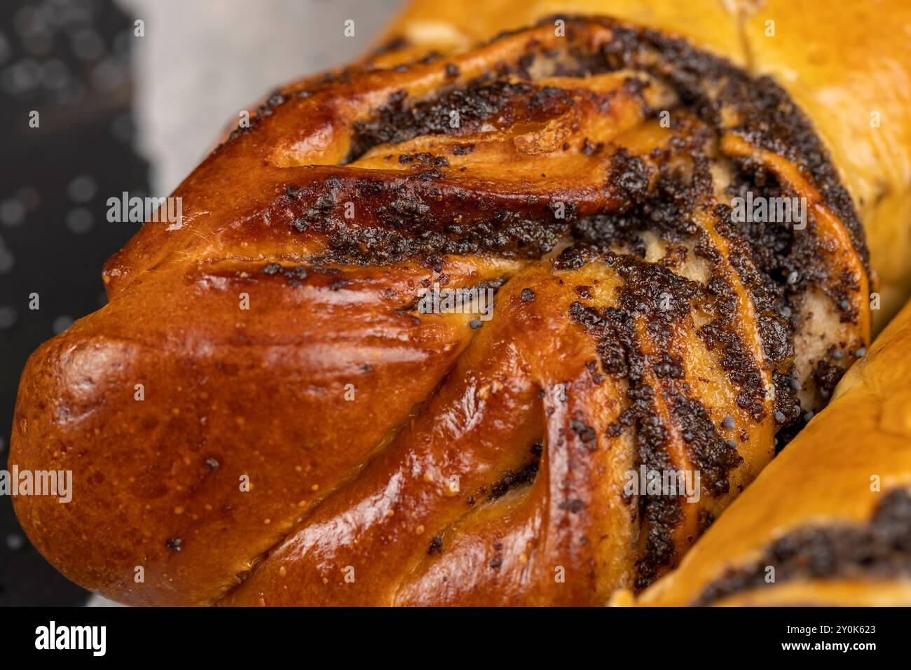 Pancia di grano con ripieno di semi di papavero, una grande quantità di semi di papavero dolce ripieno in ciambelle di farina di grano Foto Stock