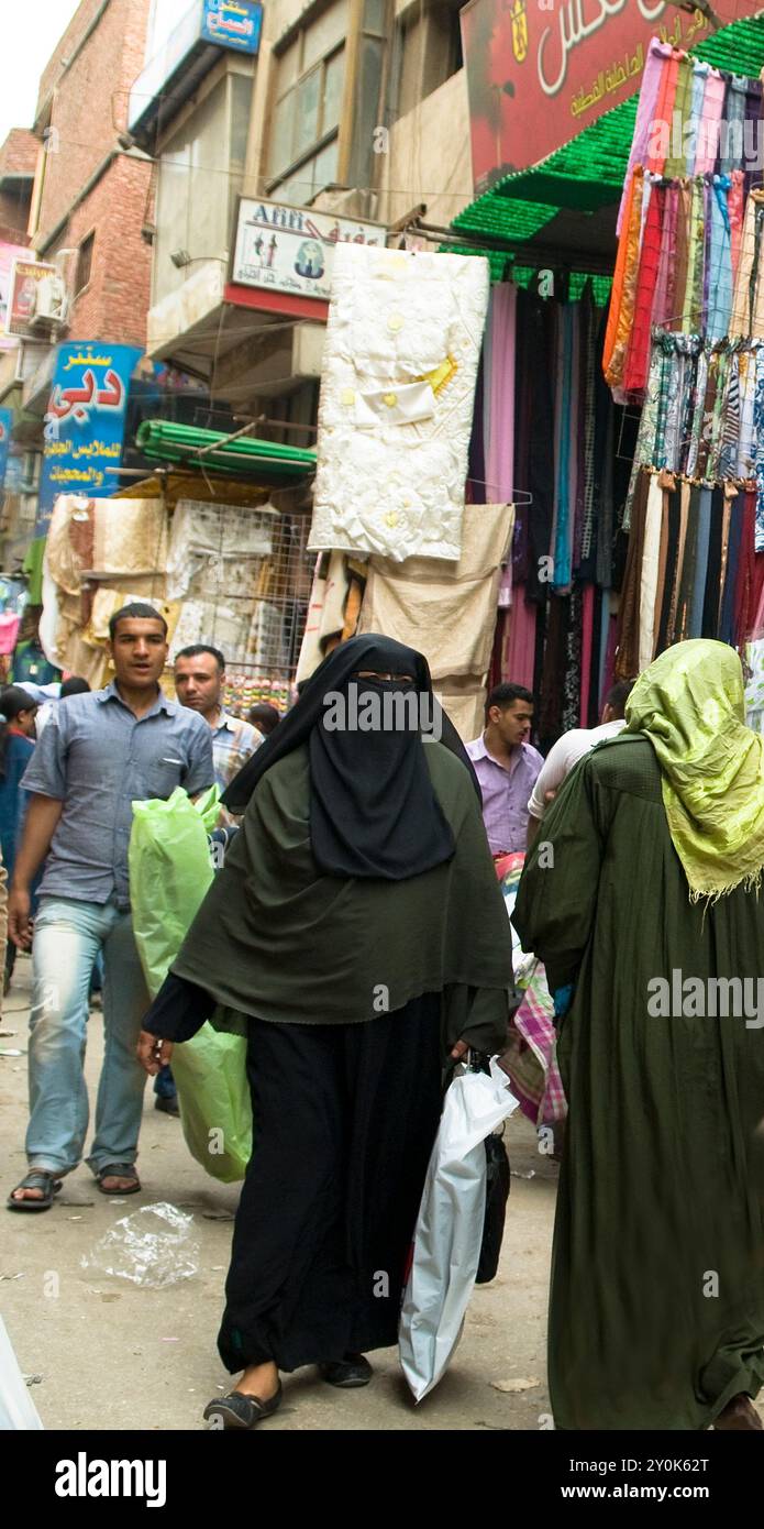 Il vecchio mercato di strette strade di Khan El Khalili al Cairo, in Egitto. Foto Stock