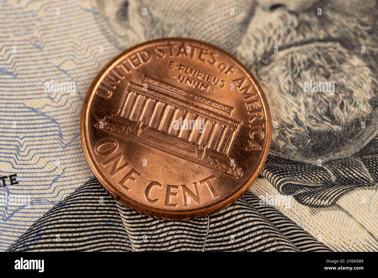 Monete di rame americane con un valore nominale di un centesimo , un primo piano di vecchie monete di 1 centesimi Foto Stock