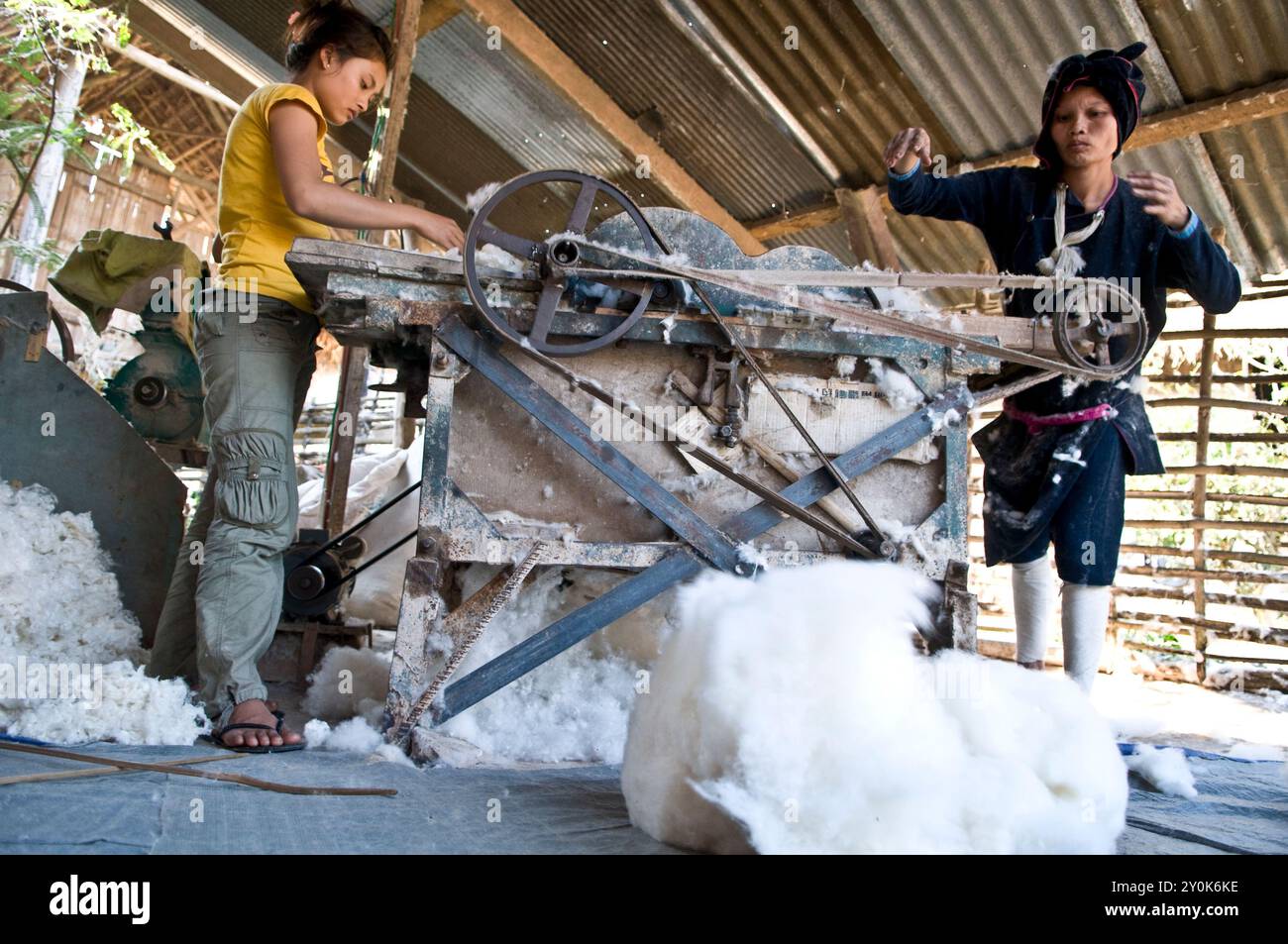 Lanterna Yao donne che preparano fili per tessere nel Laos settentrionale. Foto Stock
