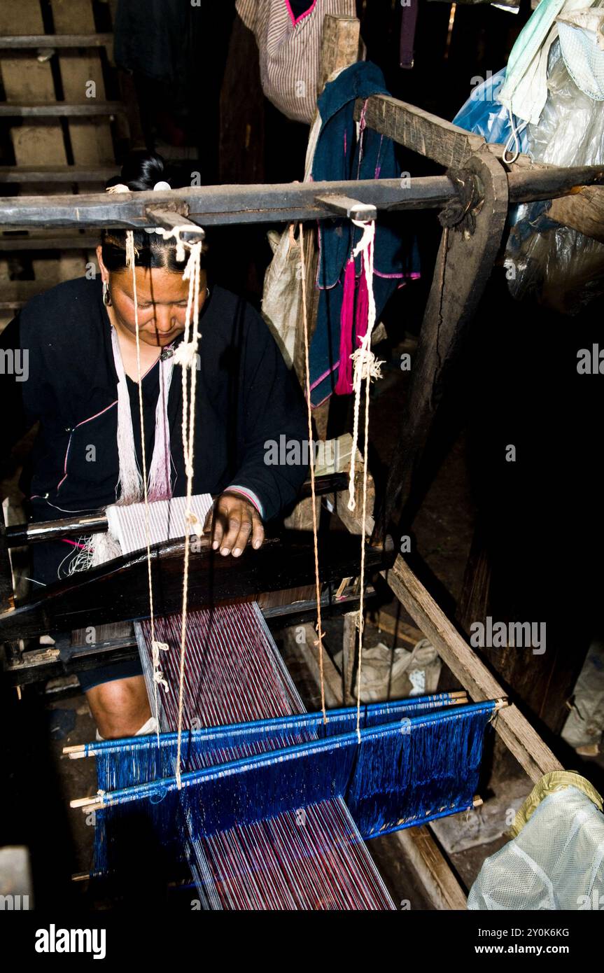 Lanterna Yao donna che tesseva nel suo piccolo villaggio nel Laos settentrionale. Foto Stock