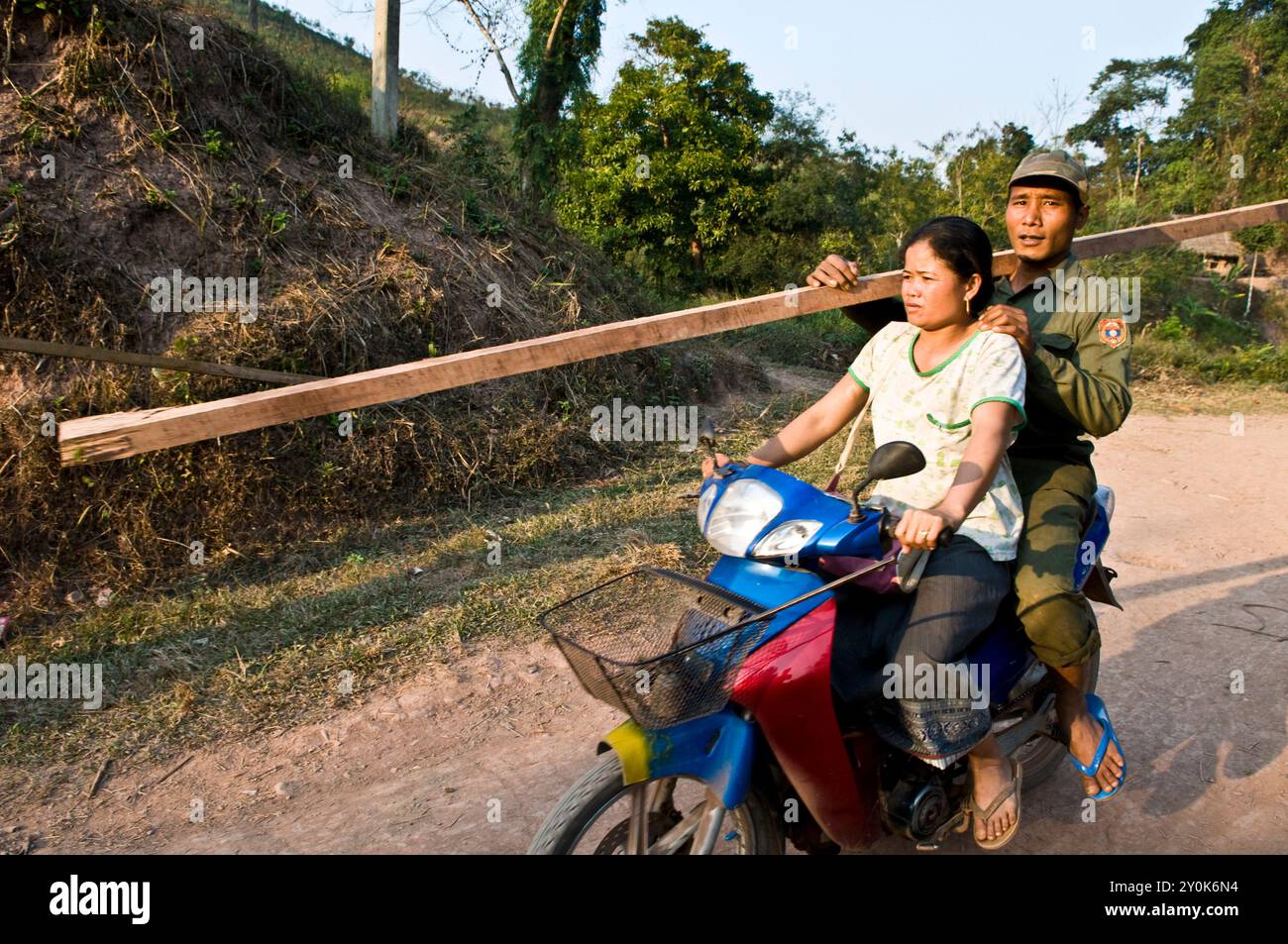 carico pesante su un piccolo scooter. Scena rurale nel Laos settentrionale. Foto Stock