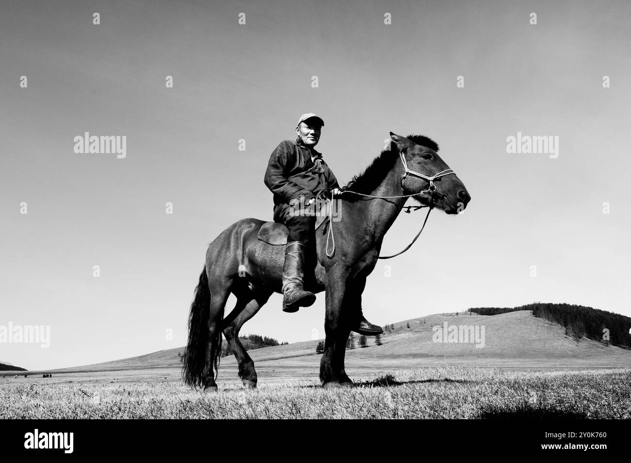 Un nomade mongolo sul suo cavallo. Foto Stock
