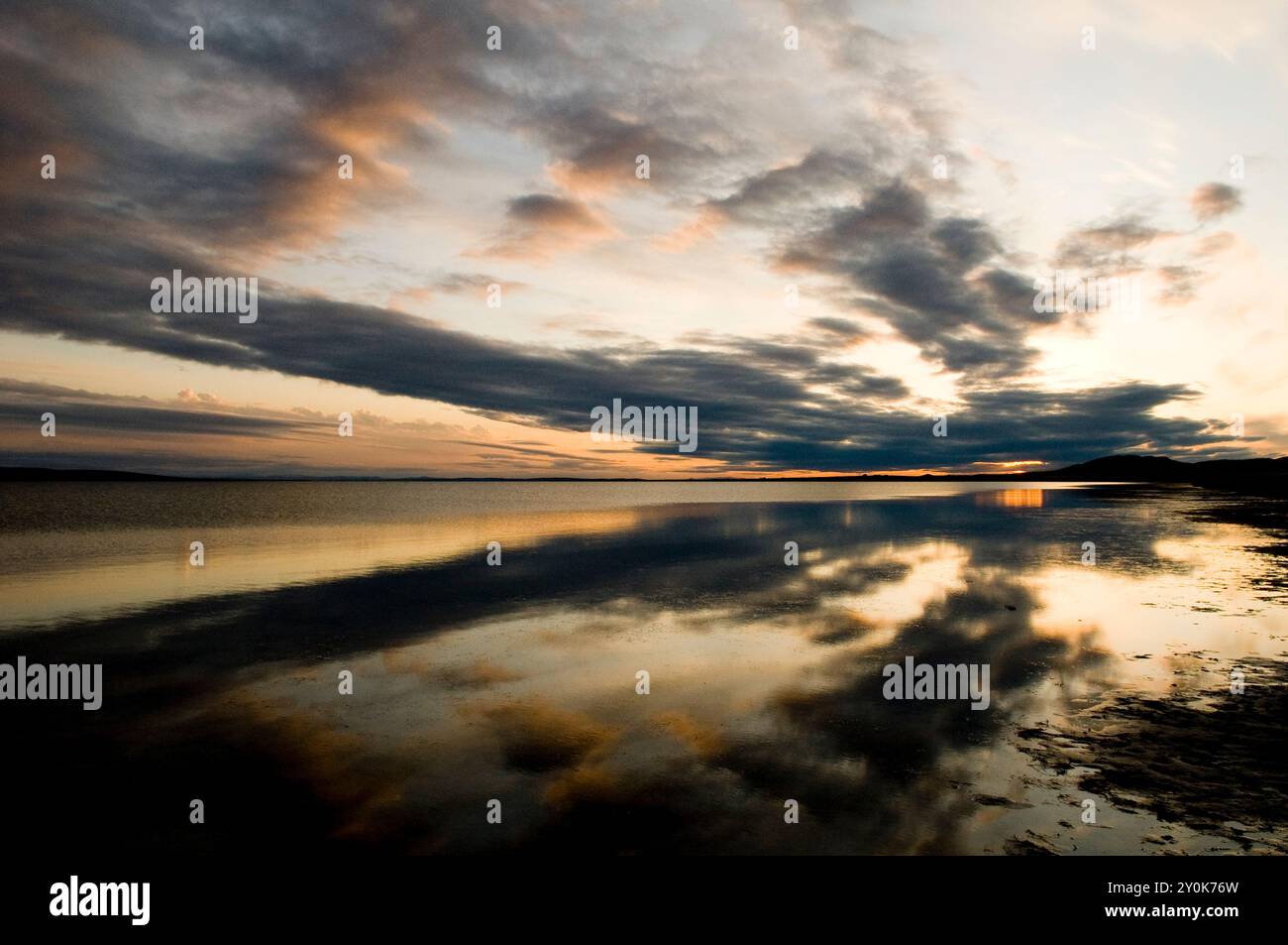 Tramonto sul lago Ogii nel centro della Mongolia. Foto Stock