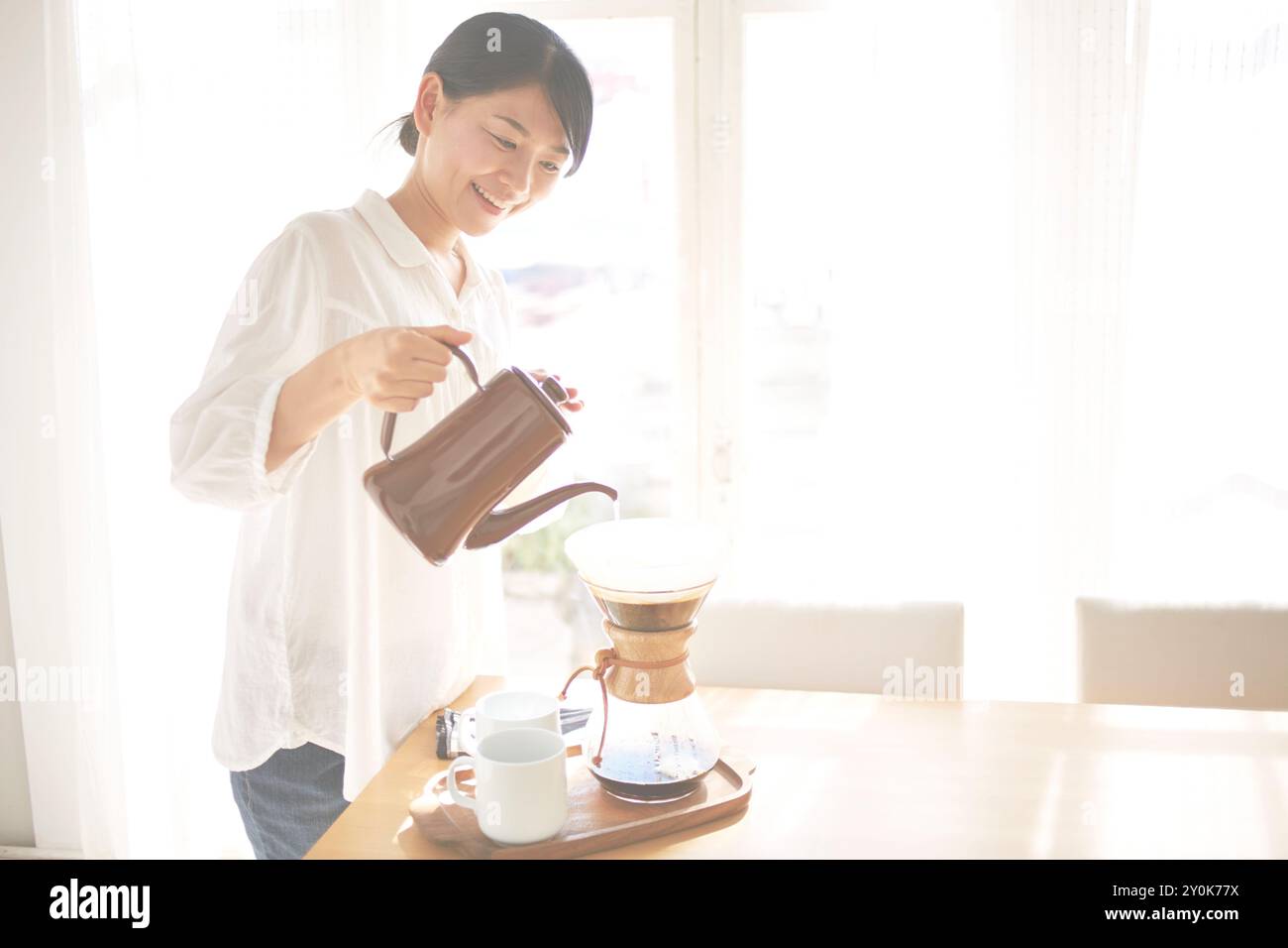 Donna di bollitore per caffè Foto Stock