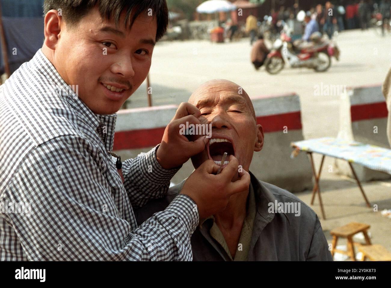 Un dentista locale in un mercato locale a Pingyao, provincia di Shanxi, Cina. Foto Stock