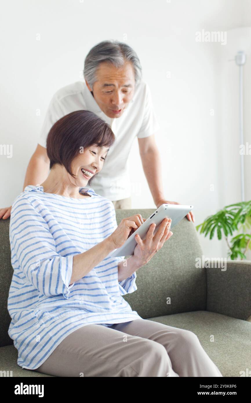 Coppia anziana che fissa un tablet Foto Stock