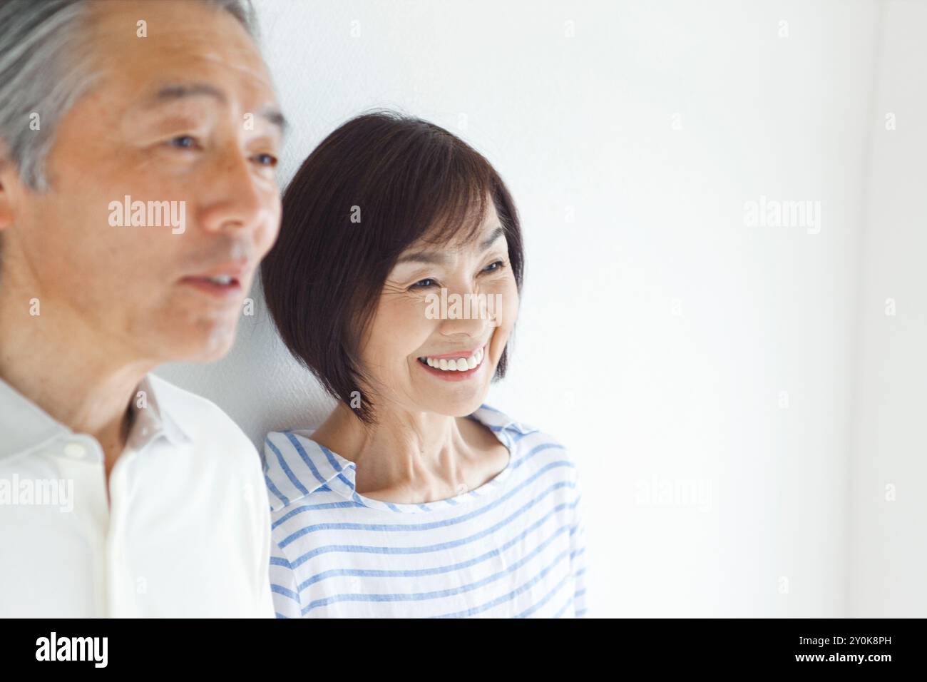 Sorridente coppia anziana che si accovacciano Foto Stock