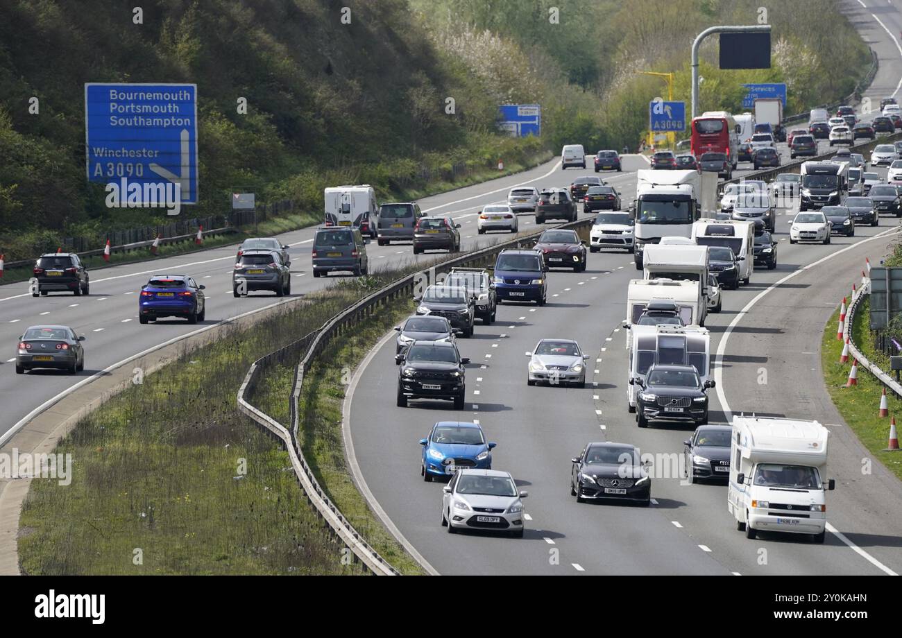 Foto del traffico sull'autostrada M3 non datata. Il Cancelliere Rachel Reeves è stato esortato a imporre un sistema pay-per-mile ai conducenti britannici per evitare un "buco nero" derivante dalla perdita di entrate derivanti dalle imposte sul carburante. La campagna di beneficenza per il trasporto pubblico (CBT) ha emesso il motivo, sostenendo che avrebbe avuto il sostegno pubblico, proponendo che i conducenti di veicoli a emissioni zero (ZEV), come le auto elettriche, dovrebbero essere addebitati in base alla distanza di viaggio. Data di pubblicazione: Martedì 3 settembre 2024. Foto Stock