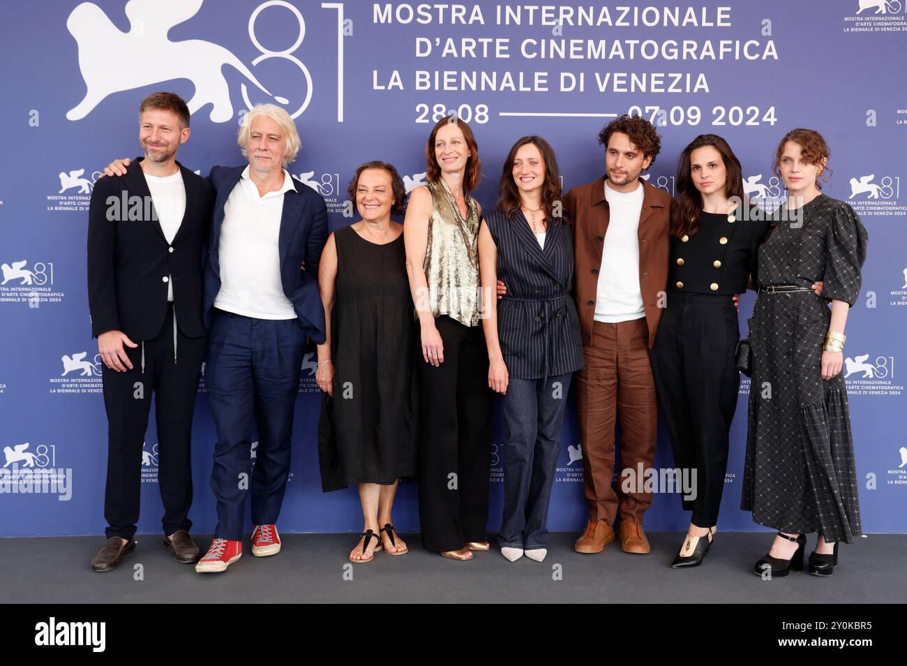 Santiago Fondevila, Tommaso Ragno, Orietta Notari, Maura Delpero, Roberta Rovelli, Martina Scrinzi, Giuseppe De Domenico, Sara Serraiocco e Carlotta gamba beim Photocall zum Kinofilm 'Vermiglio' auf der Biennale di Venezia 2024 / 81. Internationale Filmfestspiele von Venedig in Palazzo del Casinò. Venedig, 02.09.2024 Foto Stock Santiago Fondevila, Tommaso Ragno, Orietta Notari, Maura Delpero, Roberta Rovelli, Martina Scrinzi, Giuseppe De Domenico, Sara Serraiocco e Carlotta gamba beim Photocall zum Kinofilm 'Vermiglio' auf der Biennale di Venezia 2024 / 81. Internationale Filmfestspiele von Venedig in Palazzo del Casinò. Venedig, 02.09.2024 Foto Stock