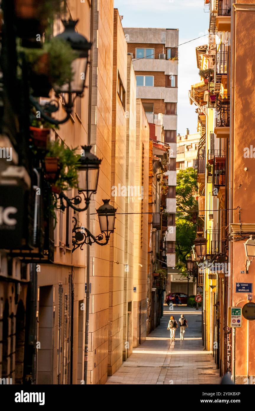 Strette strade acciottolate vicino a Torres de Quart e Placa de Santa ursula, valencia, spagna. Foto Stock