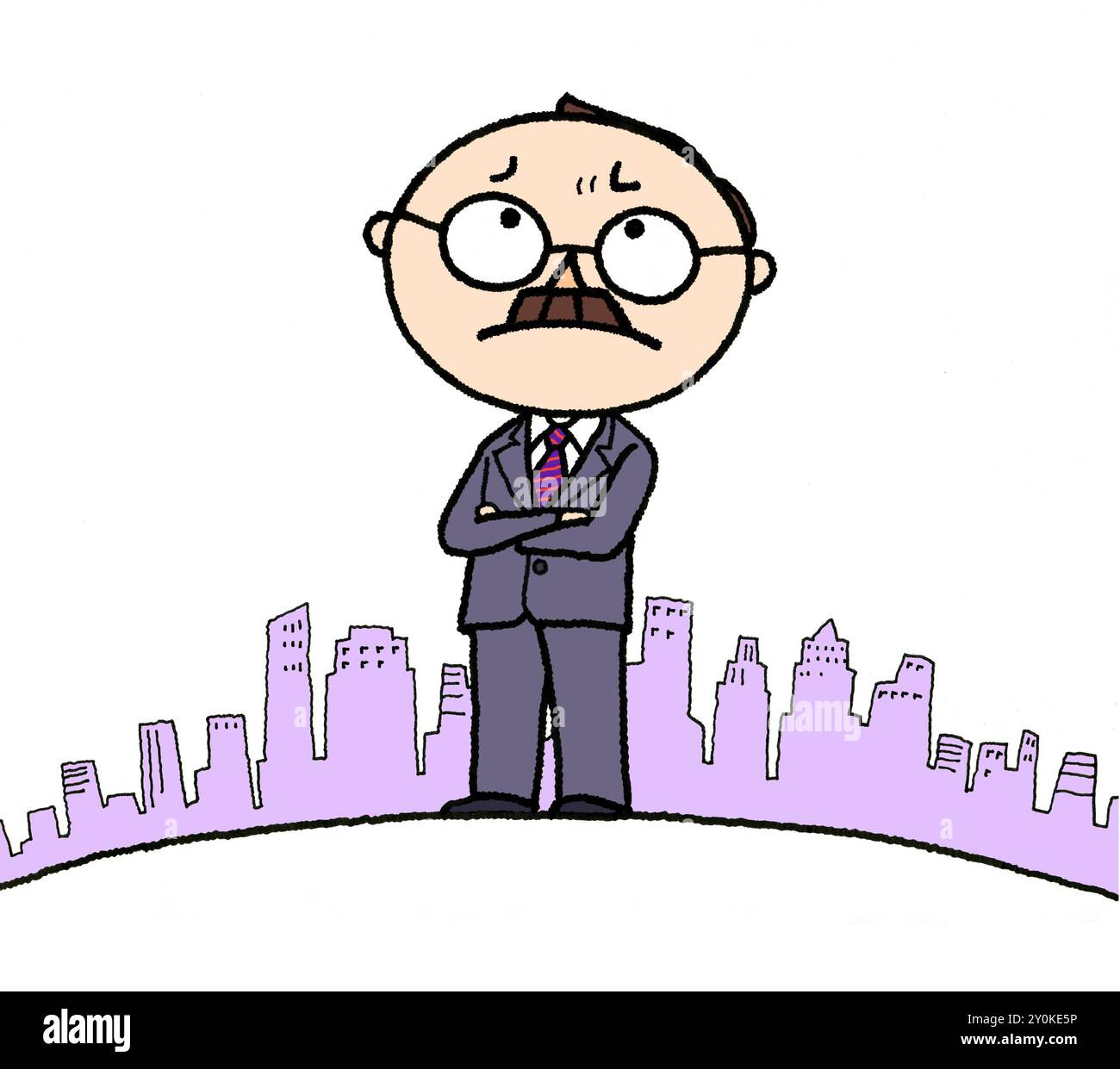 Un uomo anziano preoccupato con le braccia incrociate sullo sfondo di grattacieli Foto Stock