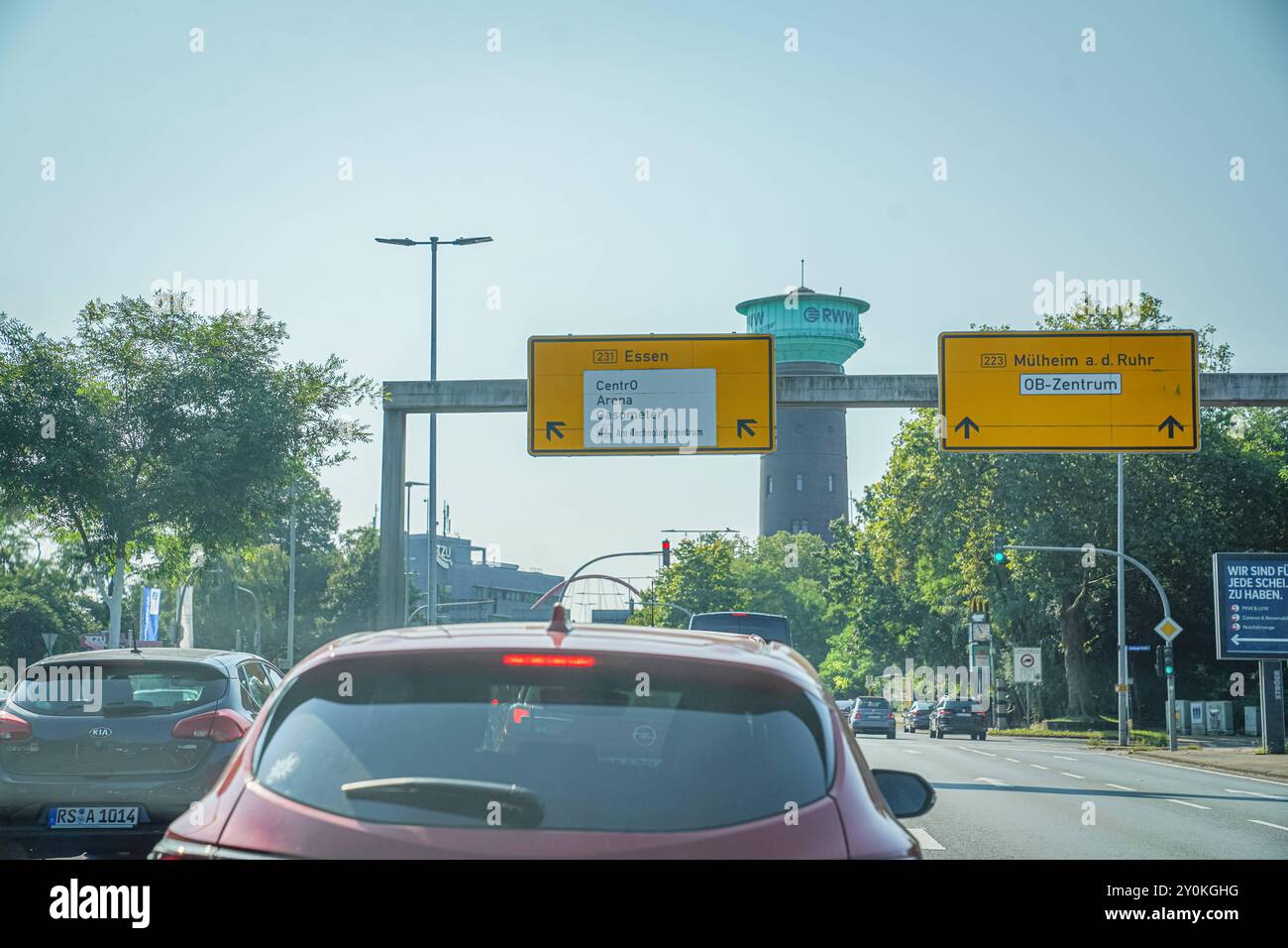 Verkehrsführung a Oberhausen, Zielbeschilderung Richtung Essen, Centro, Arena, Gasometer, Autobahnanbindung, Straßenverkehr, Wegweiser, RWW-Wasserturm, Verkehrsknotenpunkt, Orientierung, Infrastruktur, Stau, Straßenverkehr, Autobahn 231, Mülheim an der Ruhr, Verkehrsdichte, Stadtverkehr, urbane Mobilität, Technologiestandort, segnaletica, Autofahrt, Verkehrsnetz, Anreise zum Einkaufszentrum, Innenstadtanbindung, Verkehrsplanung, Straßenführung, Ruhrgebiet, Verkehrslage, Oberhausen Zentrum, Richtungshinweise. *** Percorso del traffico a Oberhausen, indicazioni per Essen, Centro, arena, Gasome Foto Stock