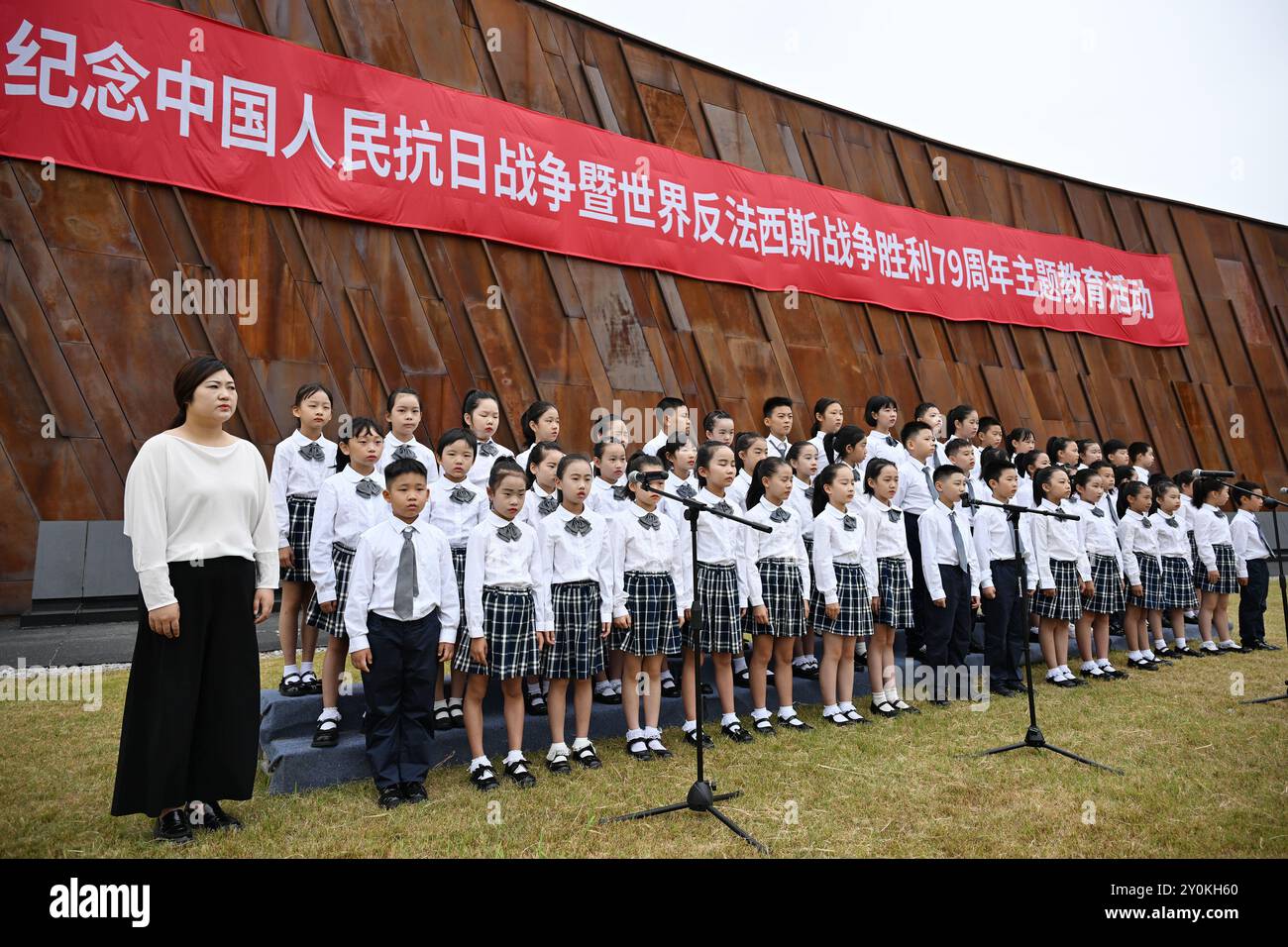 NANJING, CHNA - 3 SETTEMBRE 2024 - persone hanno tenuto un evento educativo a tema nella Piazza della Vittoria della sala commemorativa per le vittime del Nanjing M. Foto Stock