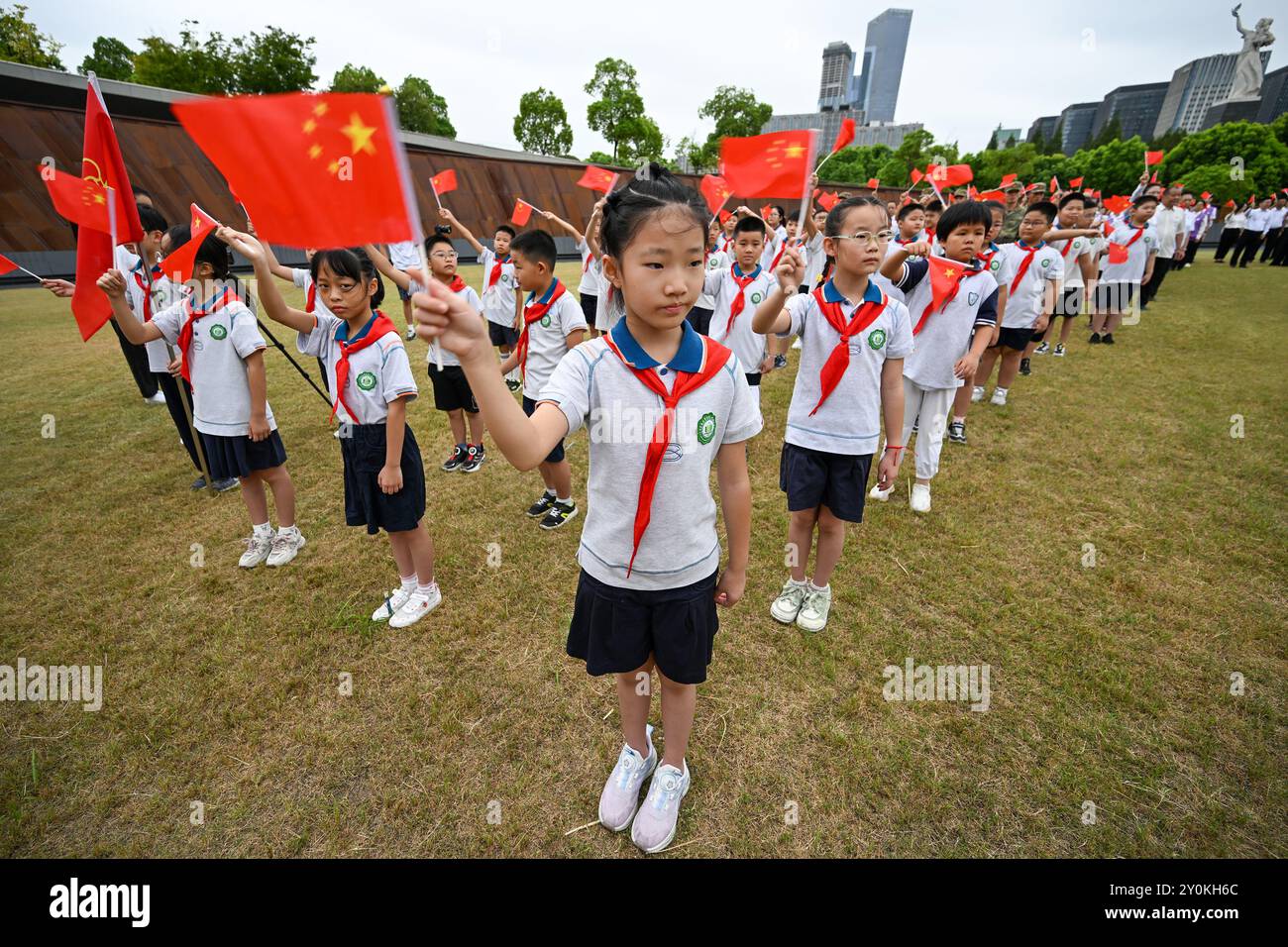 NANJING, CHNA - 3 SETTEMBRE 2024 - persone hanno tenuto un evento educativo a tema nella Piazza della Vittoria della sala commemorativa per le vittime del Nanjing M. Foto Stock