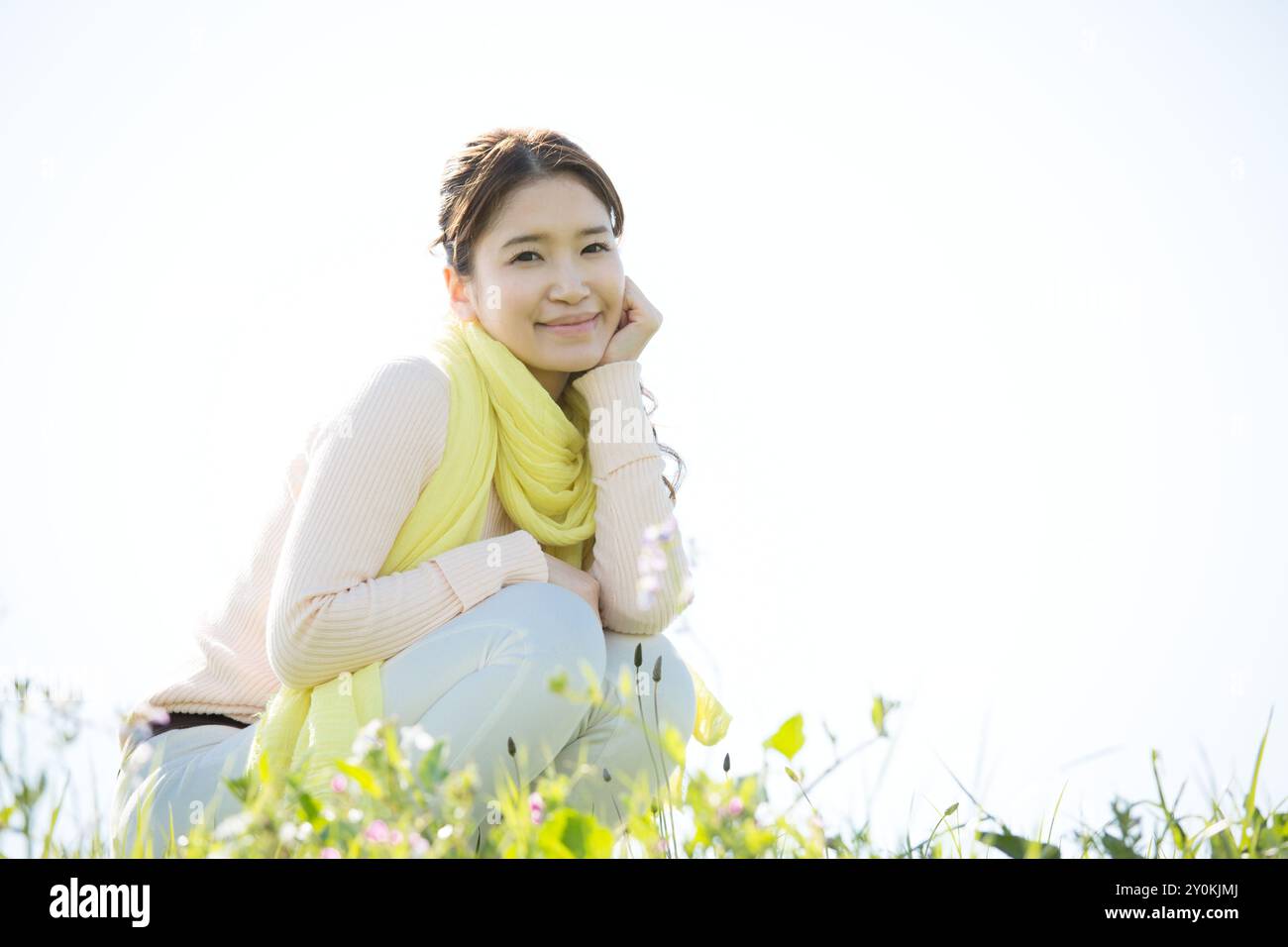 Giovane donna rilassante nel parco Foto Stock