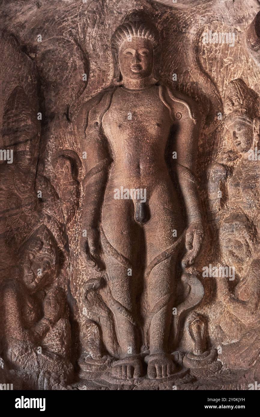 Bahubali scolpiti sulle pareti della grotta del tempio giainiano-4, Badami, Karnataka, India . Foto Stock