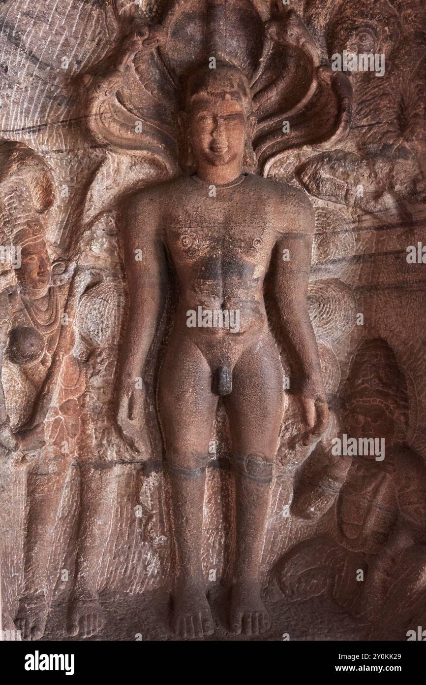 Il 23° Tirthankara del Giainismo Parshvanatha scolpito sulle pareti della grotta-4, Badami, Karnataka, India . Foto Stock