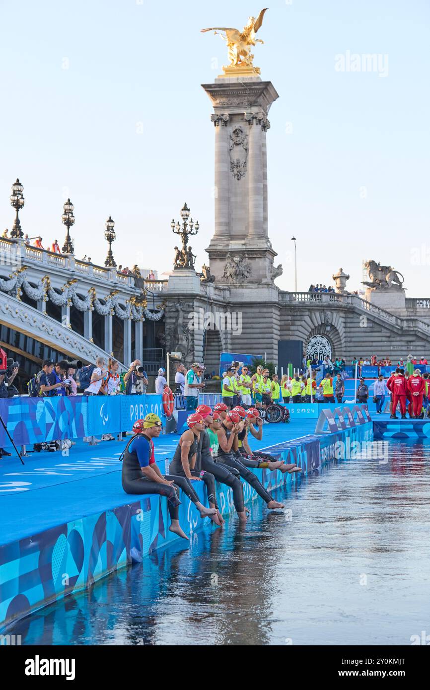 2 settembre 2024, Parigi, Francia. Melissa Nicholls della Gran Bretagna nel Para Triathlon femminile PTWC a Pont Alexandre III. Il giorno 5 dei Giochi Paralimpici di Parigi 2024. Accreditamento Roger Bool / Alamy Live News Foto Stock