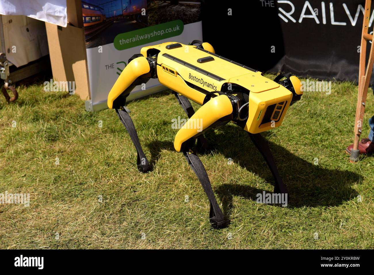 Un cane robotico Boston Dynamics Spot in mostra al Rail Live, fiera ferroviaria, giugno 2024 Foto Stock